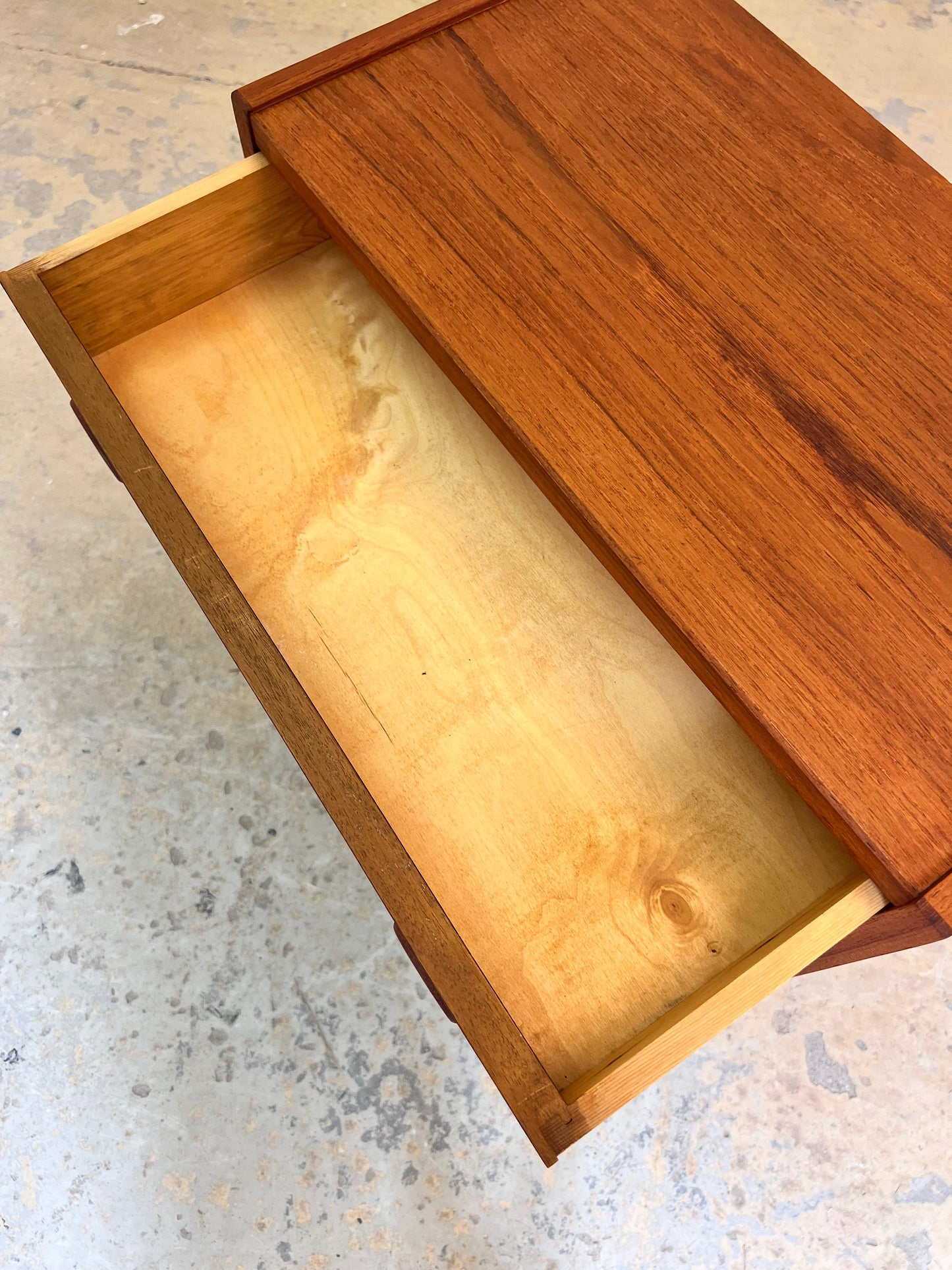 Vintage Kommode Teak mit runden Griffmulden aus Dänemark