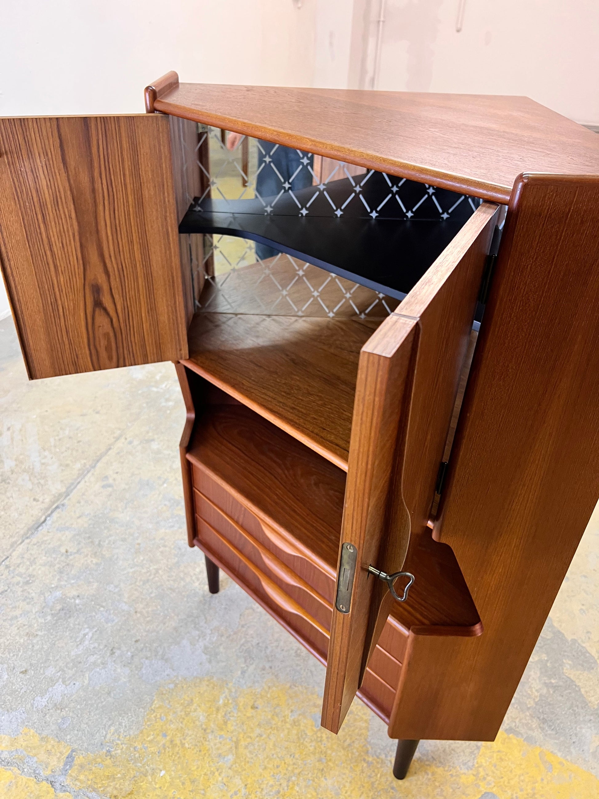 Vintage Eckschrank Teak mit Minibar aus Dänemark