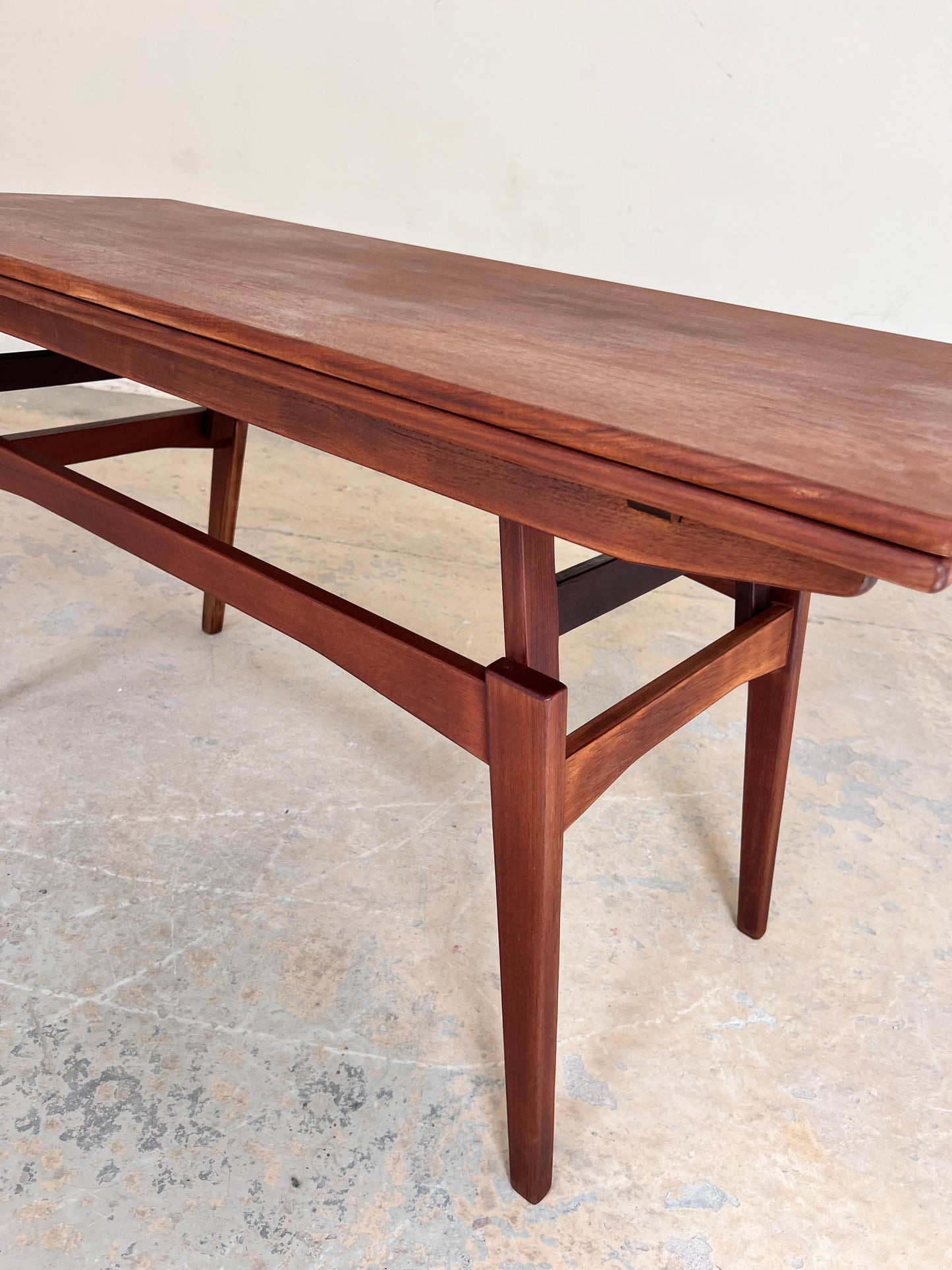 Vintage höhenverstellbarer Couchtisch Teak mit Auszügen aus Dänemark