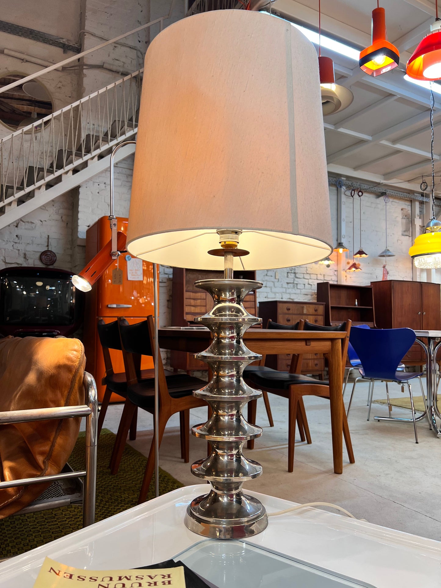 Vintage Tischlampe Space Age Metall mit Rohseidenschirm