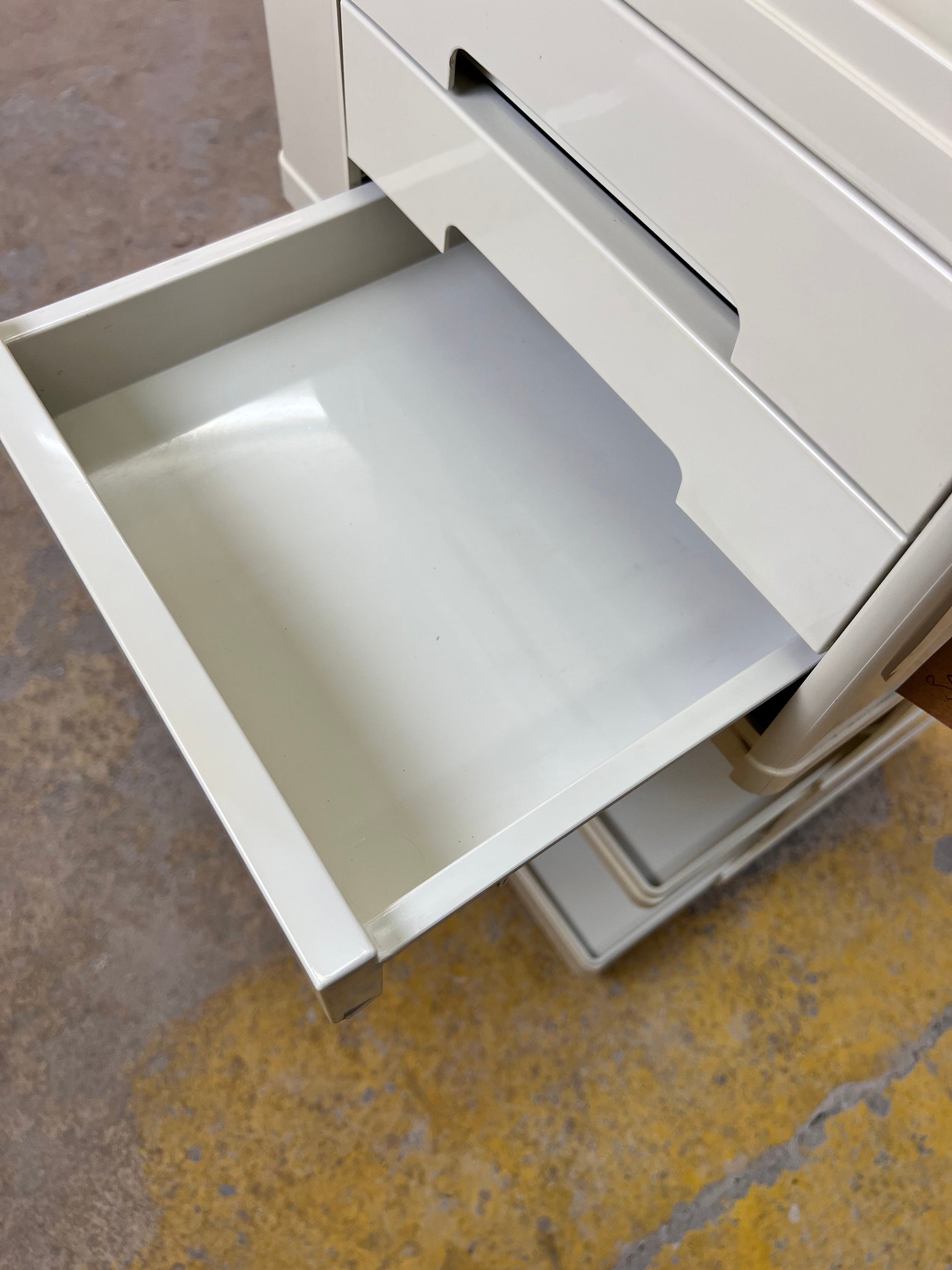 Vintage Rollwagen Stile von Giovanni Pelis für Neolt, cremeweiß, Schloss mit Schlüssel