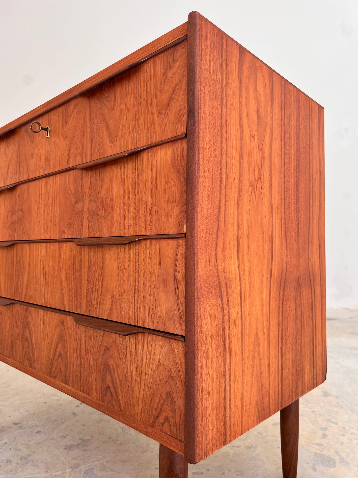 Vintage Kommode aus Teak mit Schloss aus Dänemark