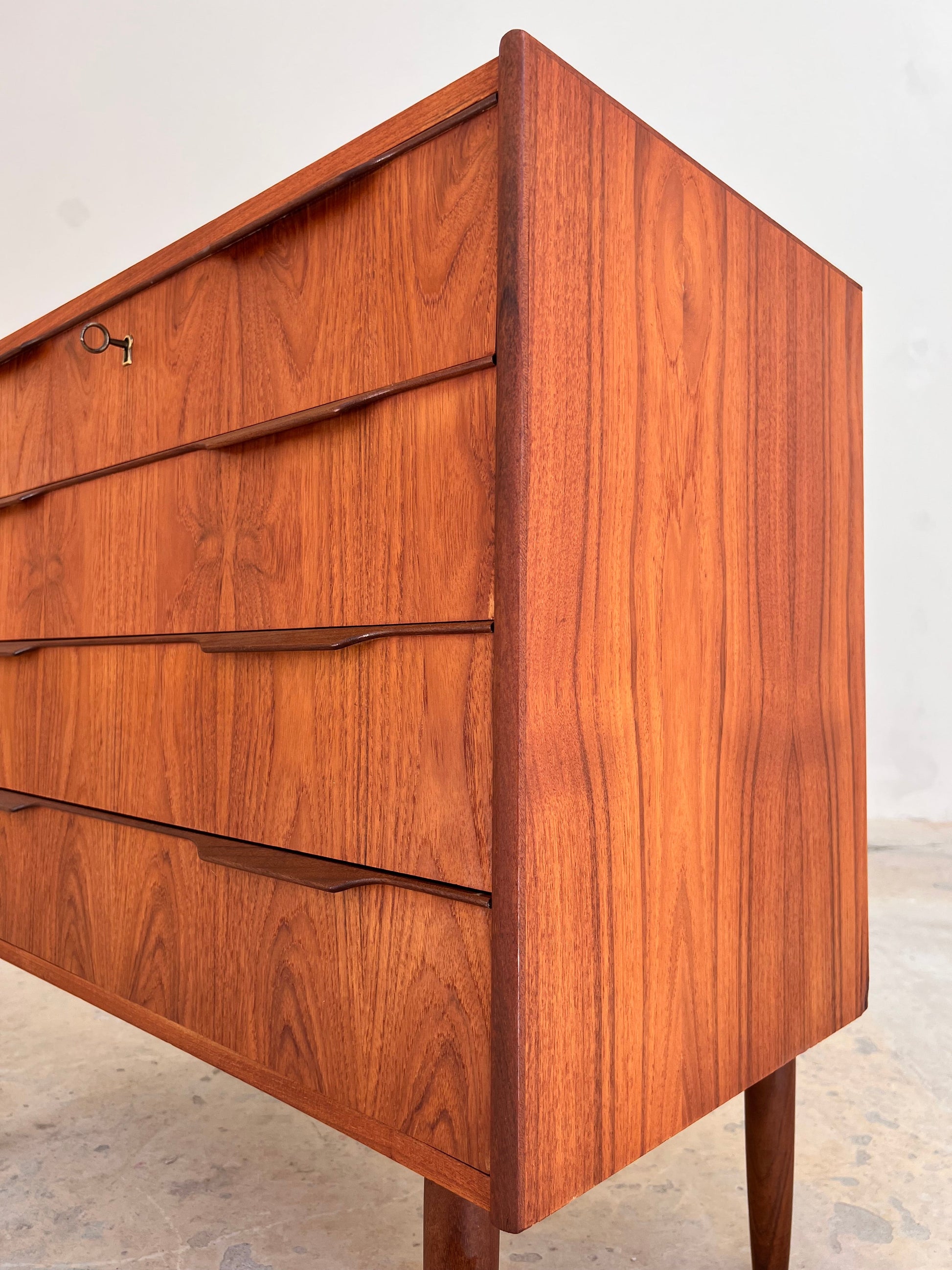 Vintage Kommode aus Teak mit Schloss aus Dänemark