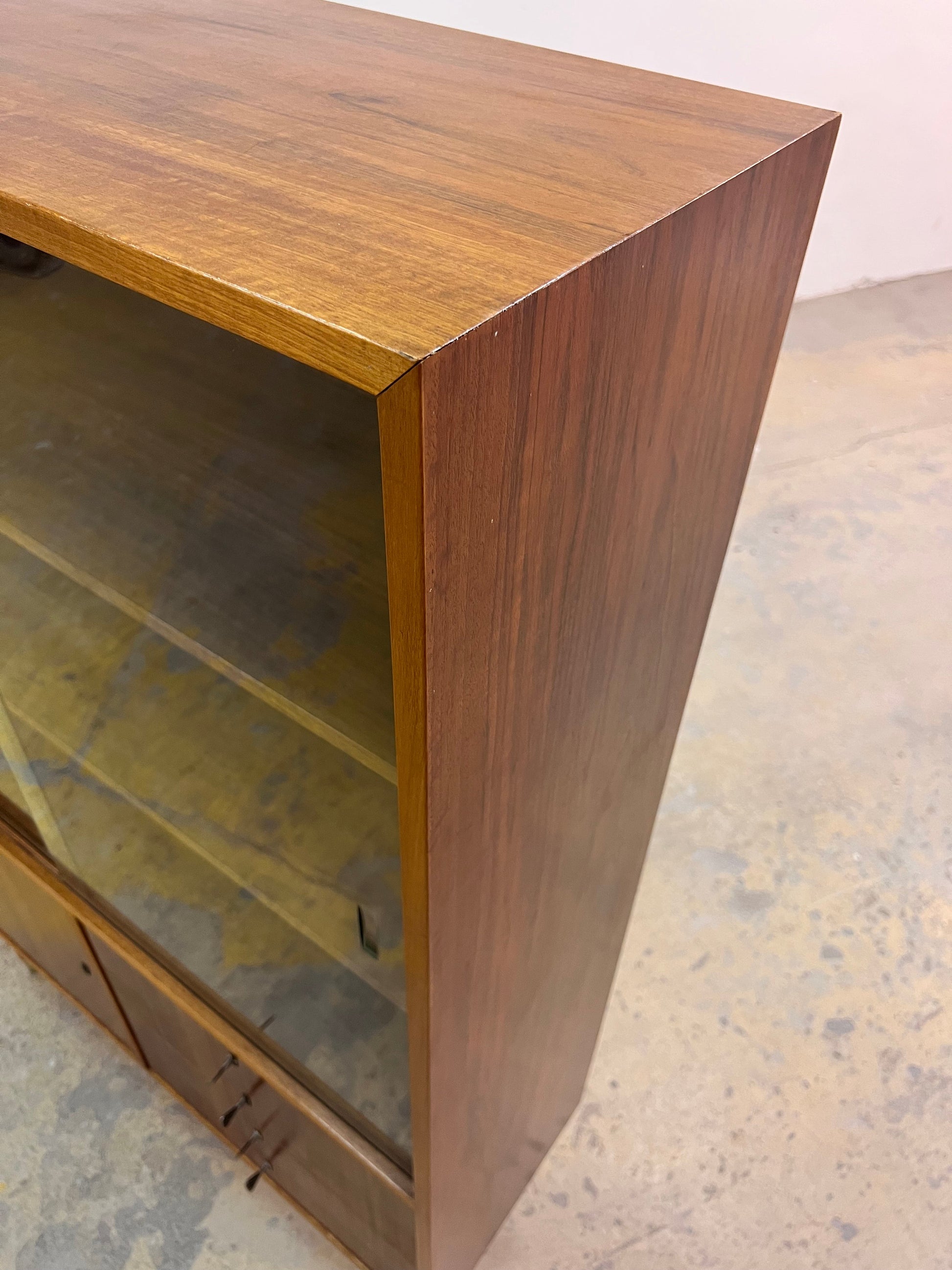 Vintage Vitrinenschrank von Deutsche Werkstätten Hellerau, Nussbaum, restauriert, Glasschiebetüren