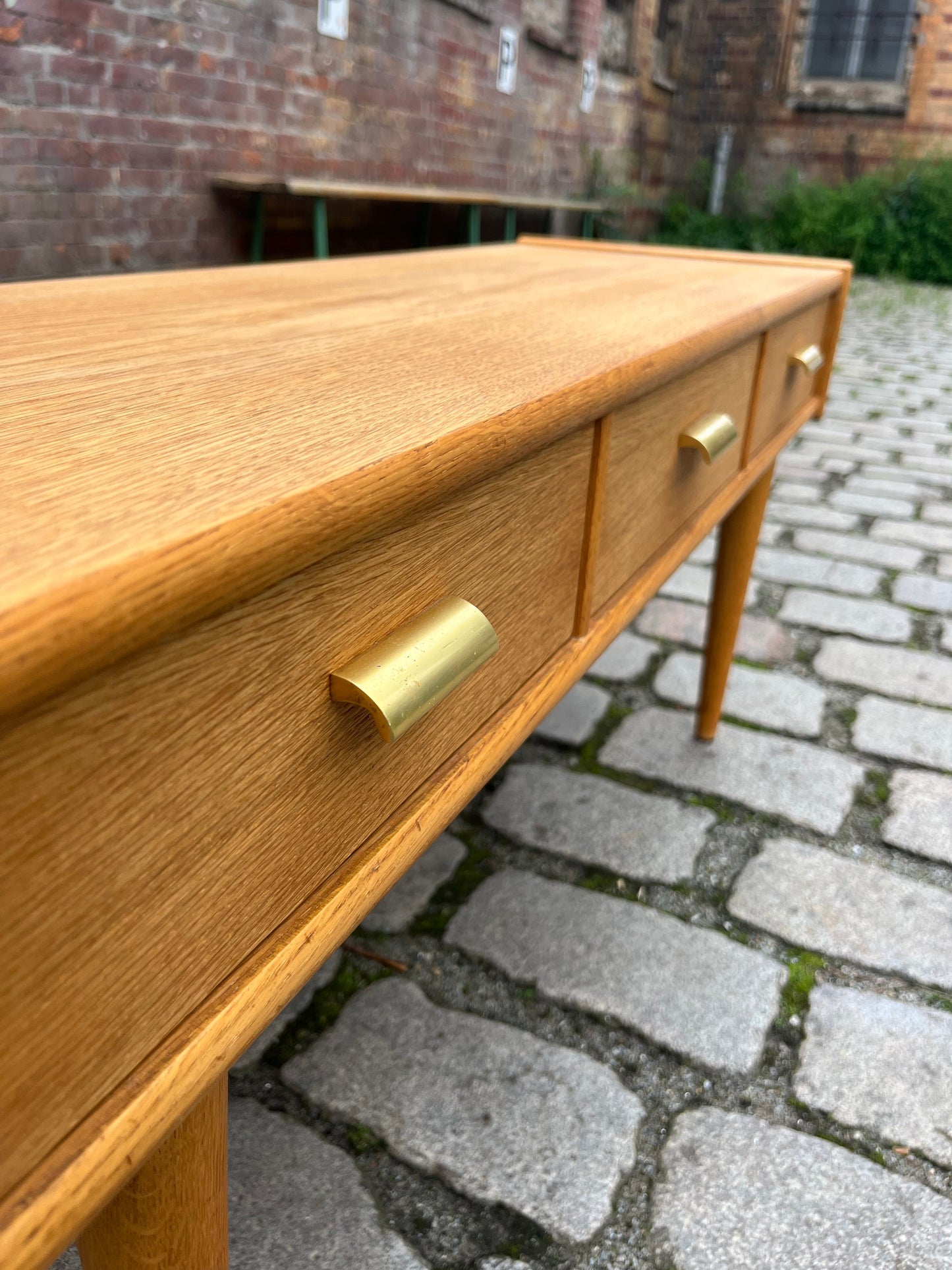 Lowboard Eiche mit Messinggriffen