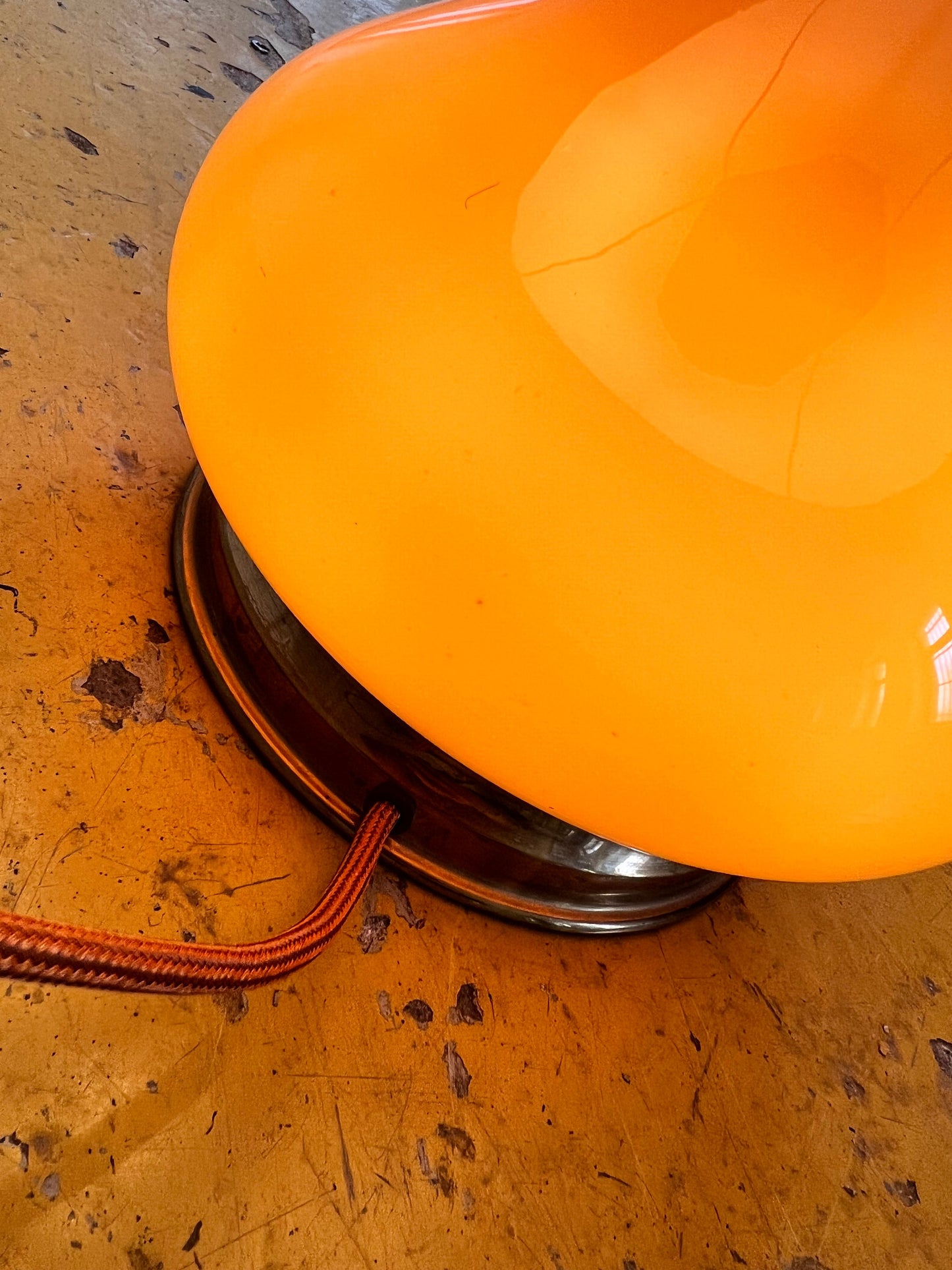 Hohe Tischlampe Glas und Seide