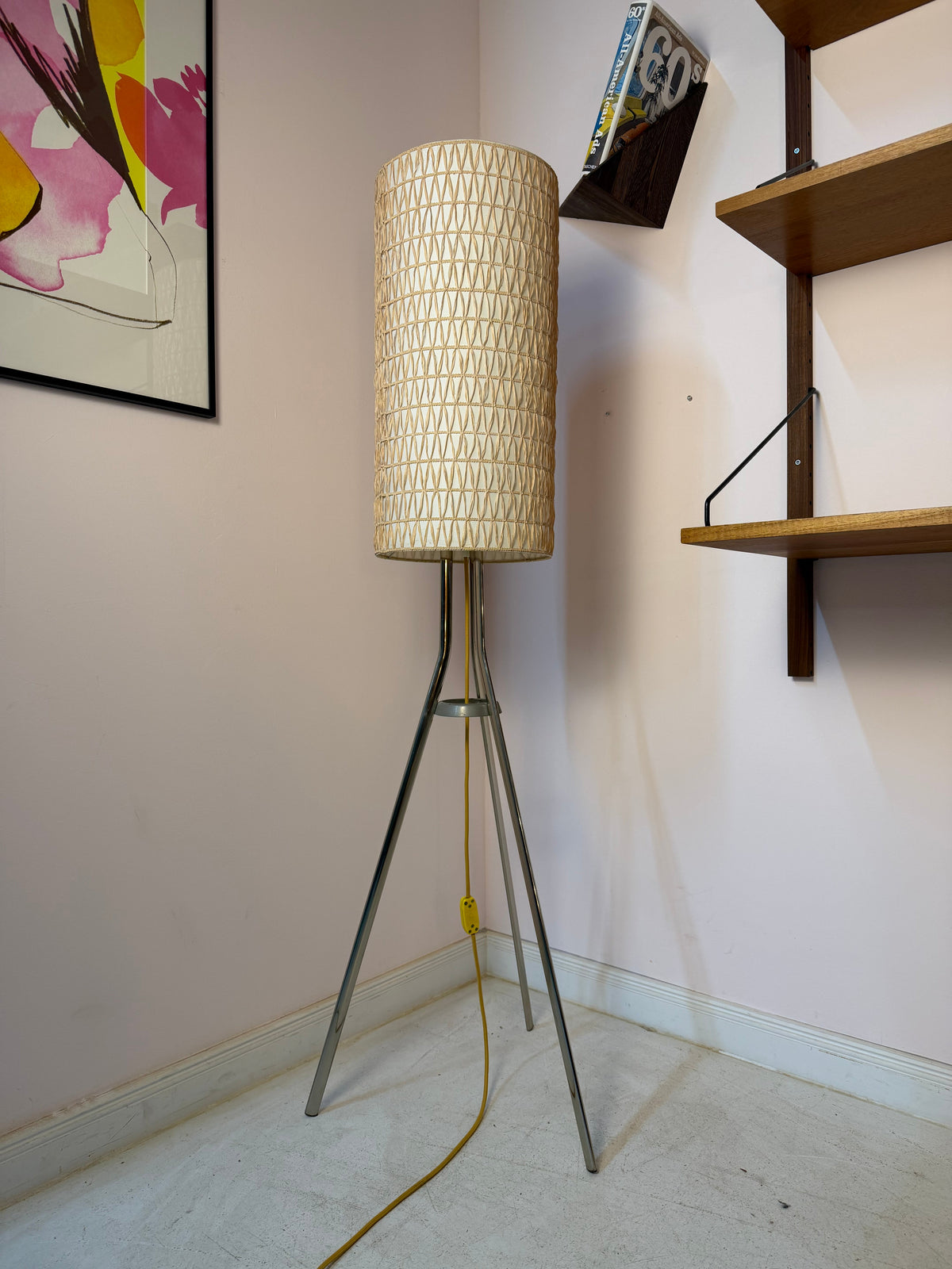Stehlampe mit Bast-Strukturgeflecht und Chromgestell