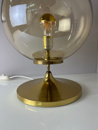 Vintage Tischlampe mit Glaskugel und Messingfuß