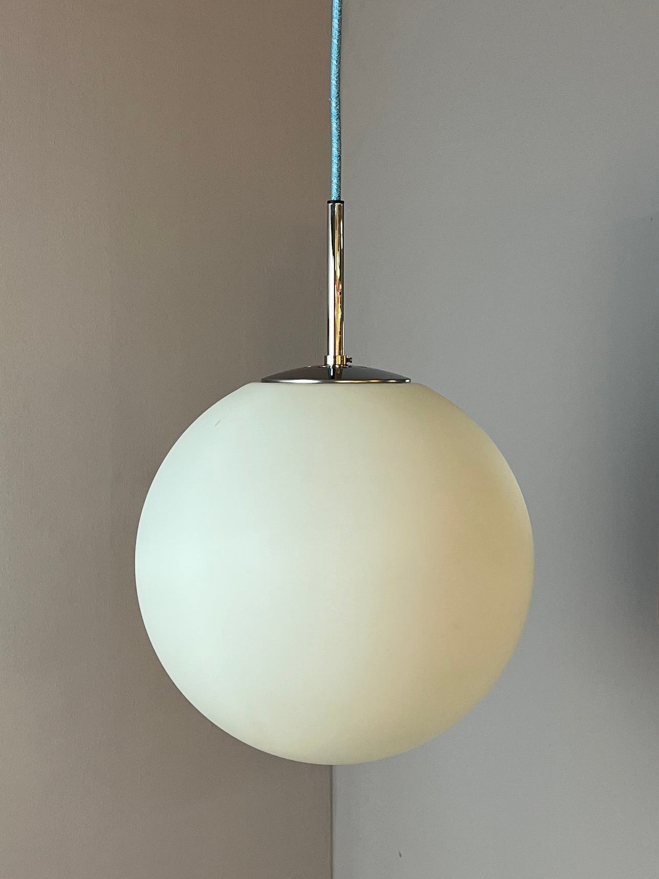 Vintage Kugellampe weiß Chrom von Glashütte Limburg