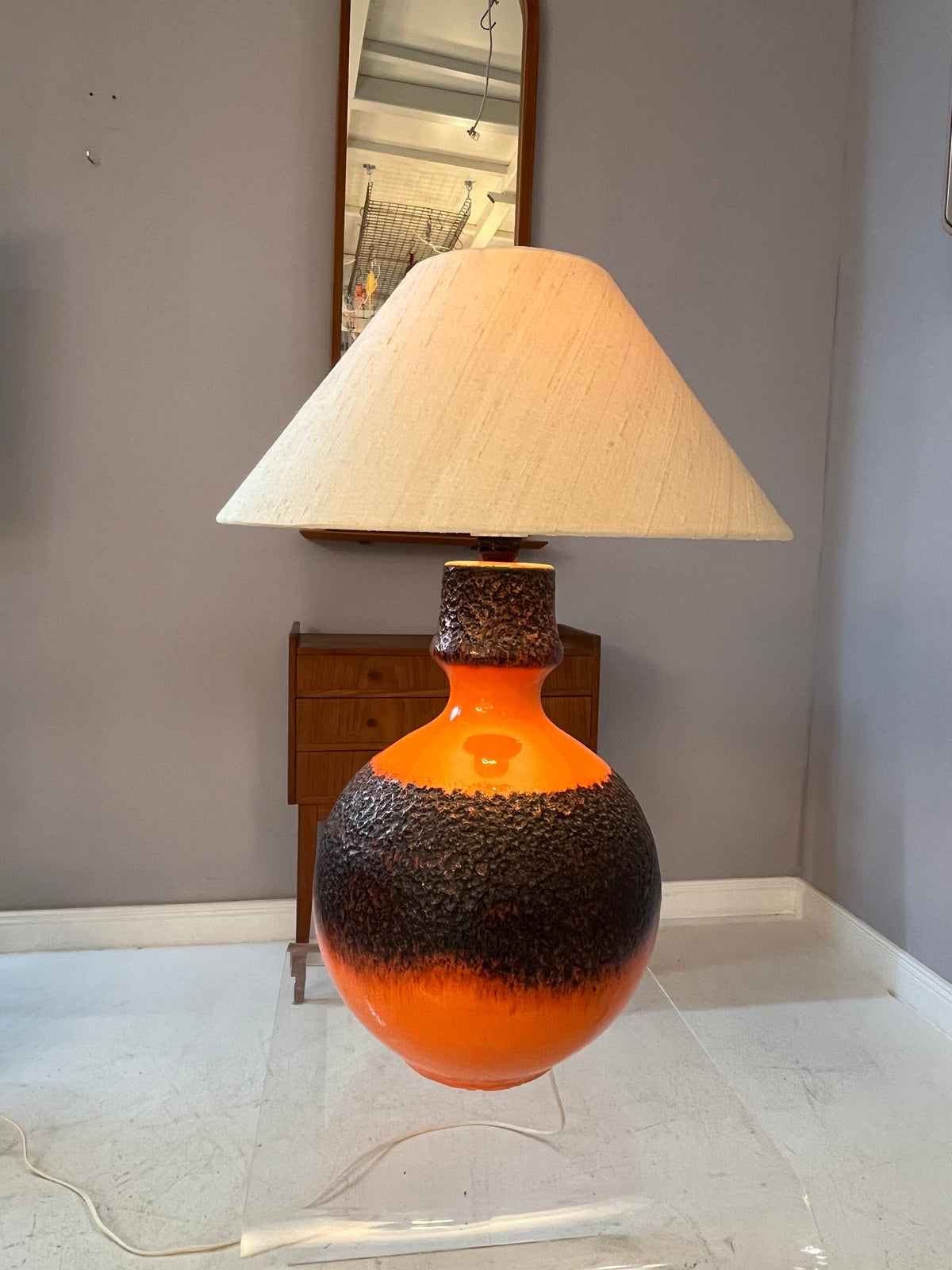 Lampe de table vintage Fat Lava avec abat-jour en soie naturelle orange marron par JASBA