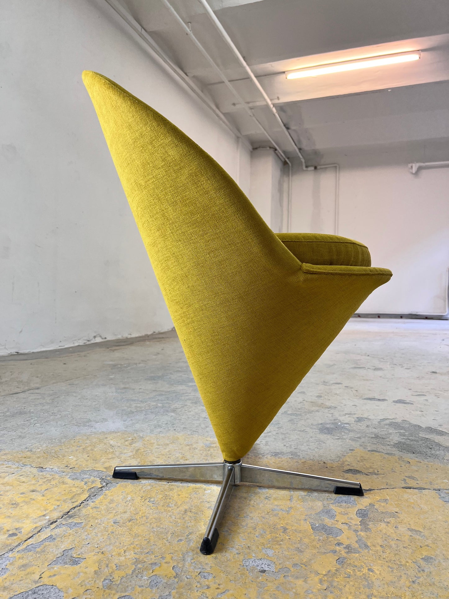 Vintage Sessel Cone Chair von Verner Panton drehbar gelb neu bezogen
