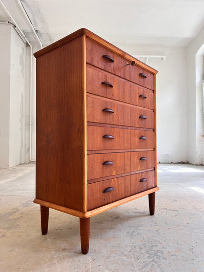 Vintage Kommode Teak mit Muschelgriffen und Schloss aus Dänemark
