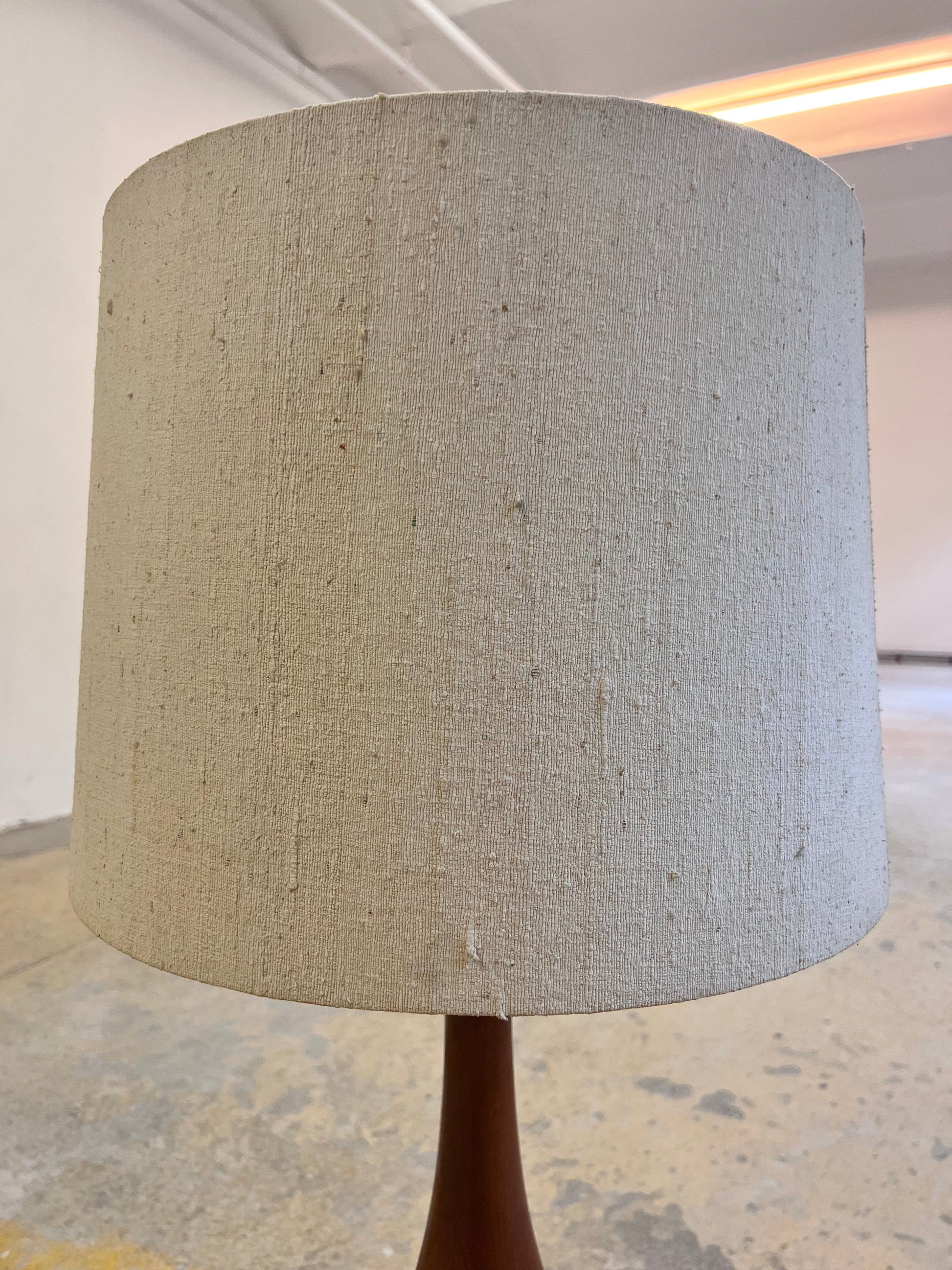 Vintage Tischlampe Teak und Rohseide von DOMUS