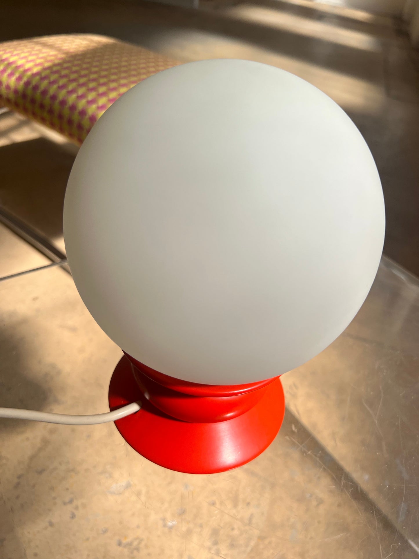 Lampe de table vintage en verre opale rouge par Temde