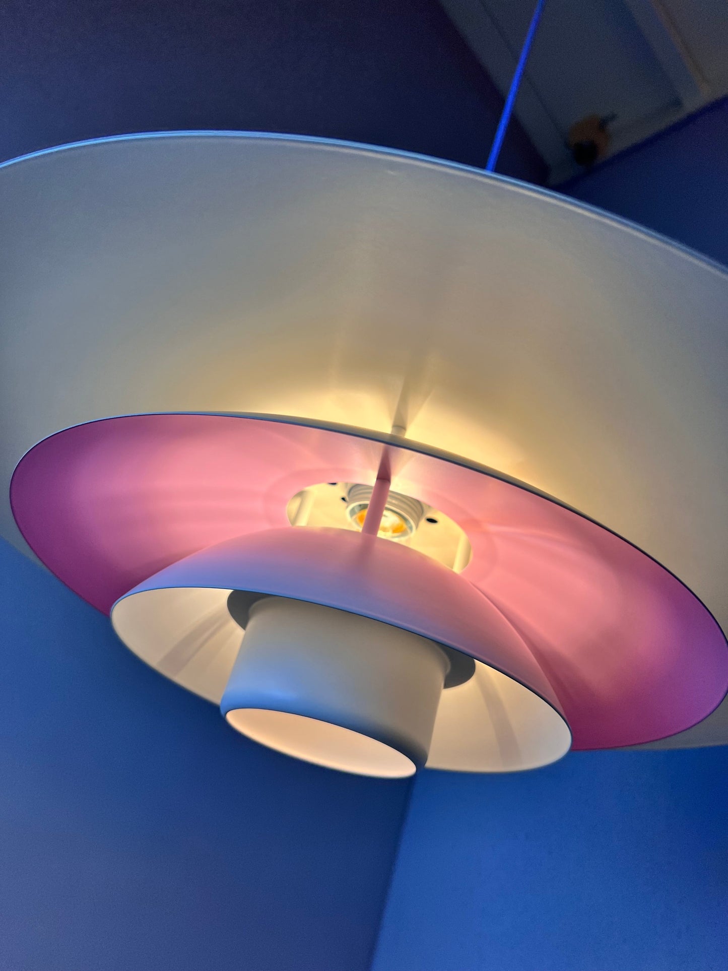 Vintage Lamellenlampe weiß lila von Formlight