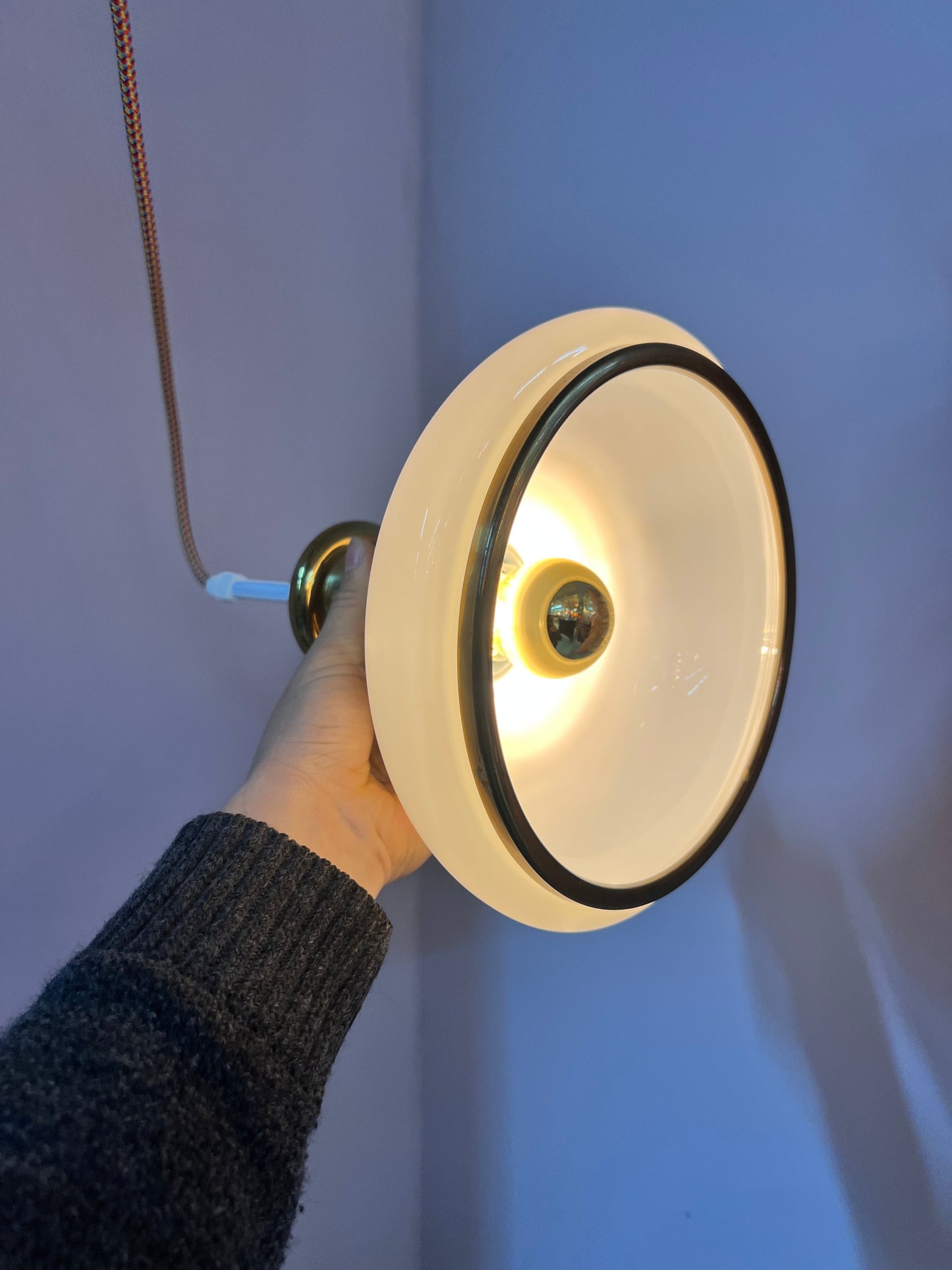 Lampe suspendue vintage en verre opale et laiton
