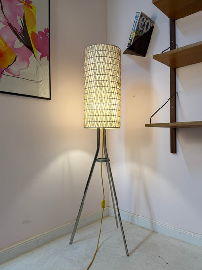 Stehlampe mit Bast-Strukturgeflecht und Chromgestell