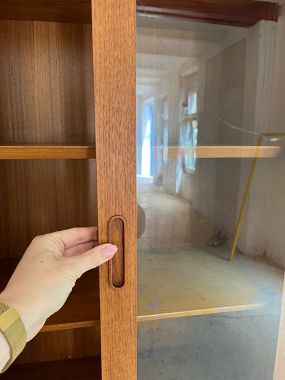 Vintage Vitrine Teak mit Schiebetüren von Hundevad