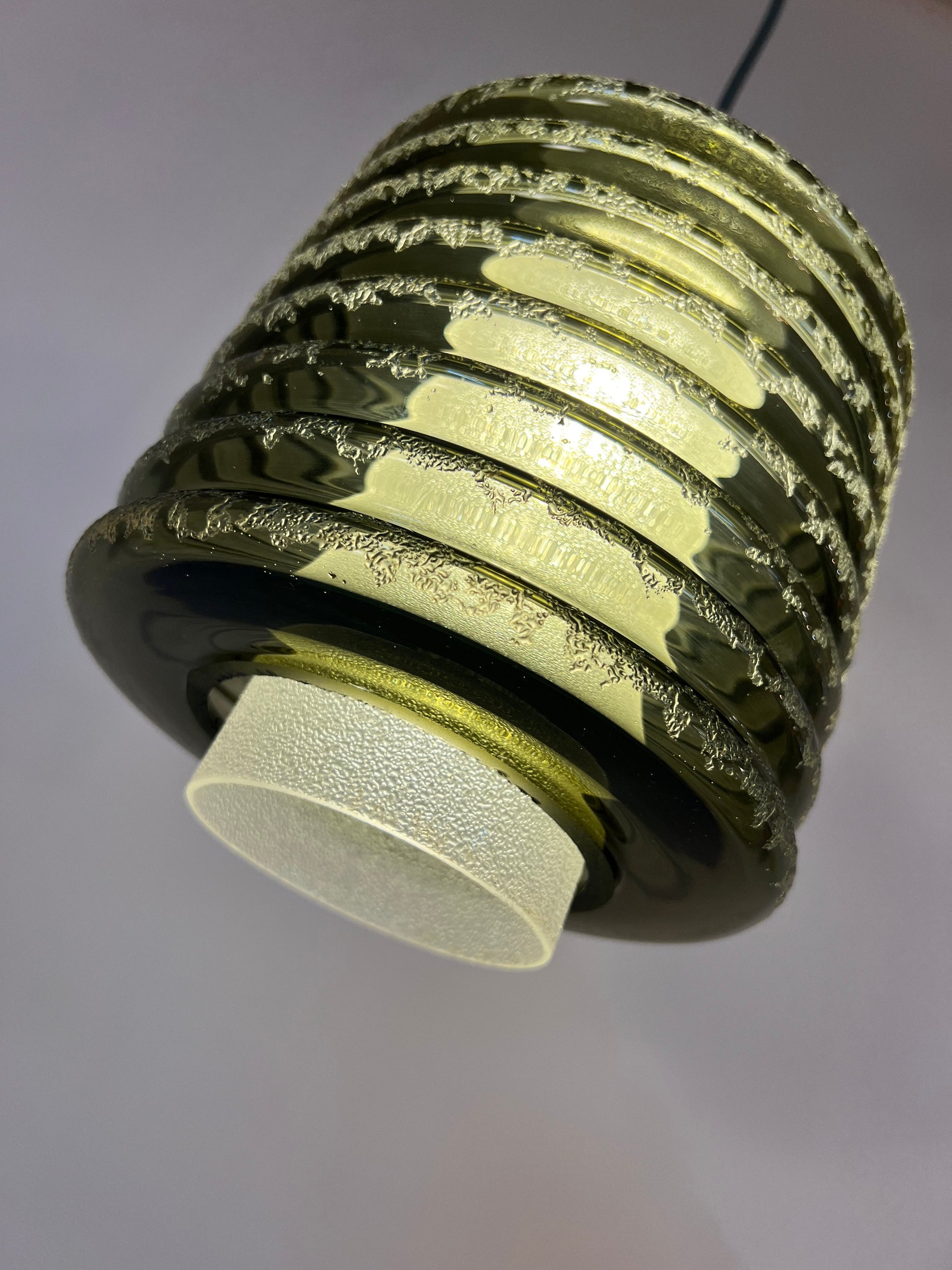 Vintage Hängelampe oliv weiß strukturiert mit zwei Glasschirmen