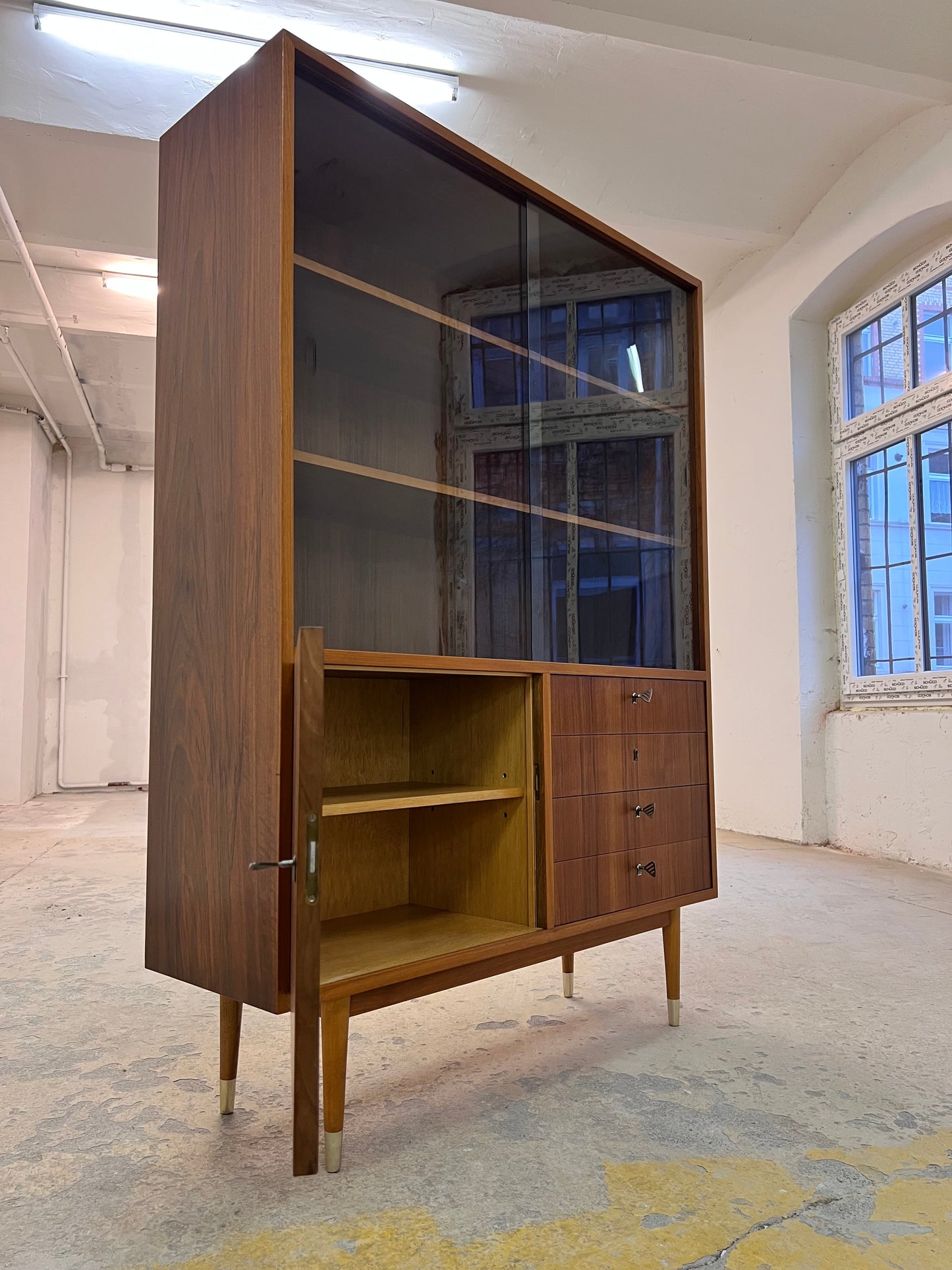 Vintage Vitrinenschrank von Deutsche Werkstätten Hellerau, Nussbaum, restauriert, Glasschiebetüren