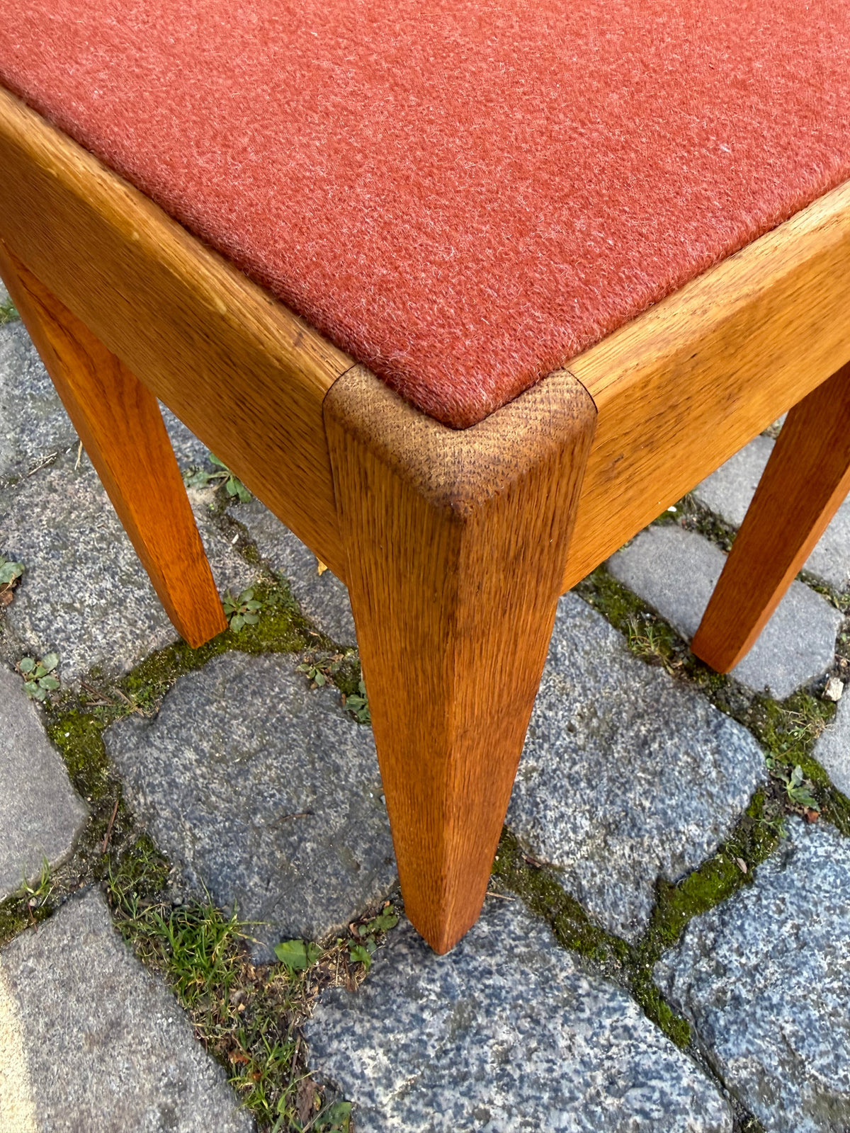 Hocker Eiche mit roter Sitzfläche, Dänemark