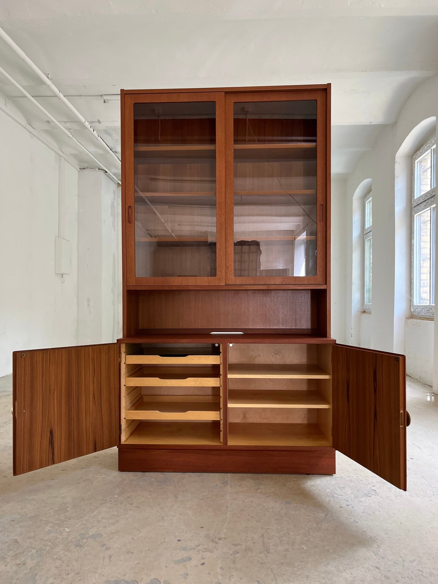 Vintage Vitrine Teak mit Schiebetüren von Hundevad