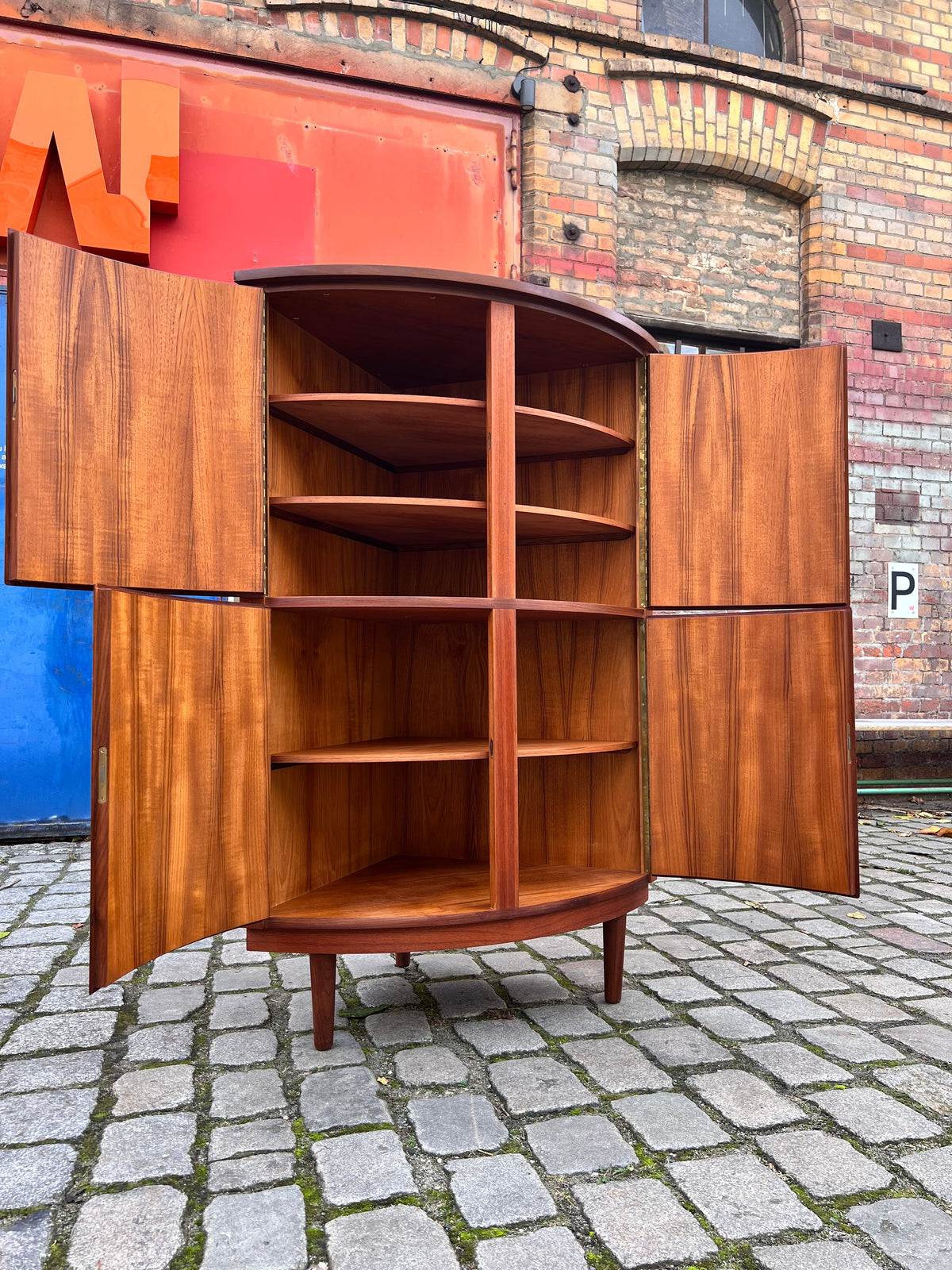 Vintage Eckschrank Teak mit Schloss aus Dänemark