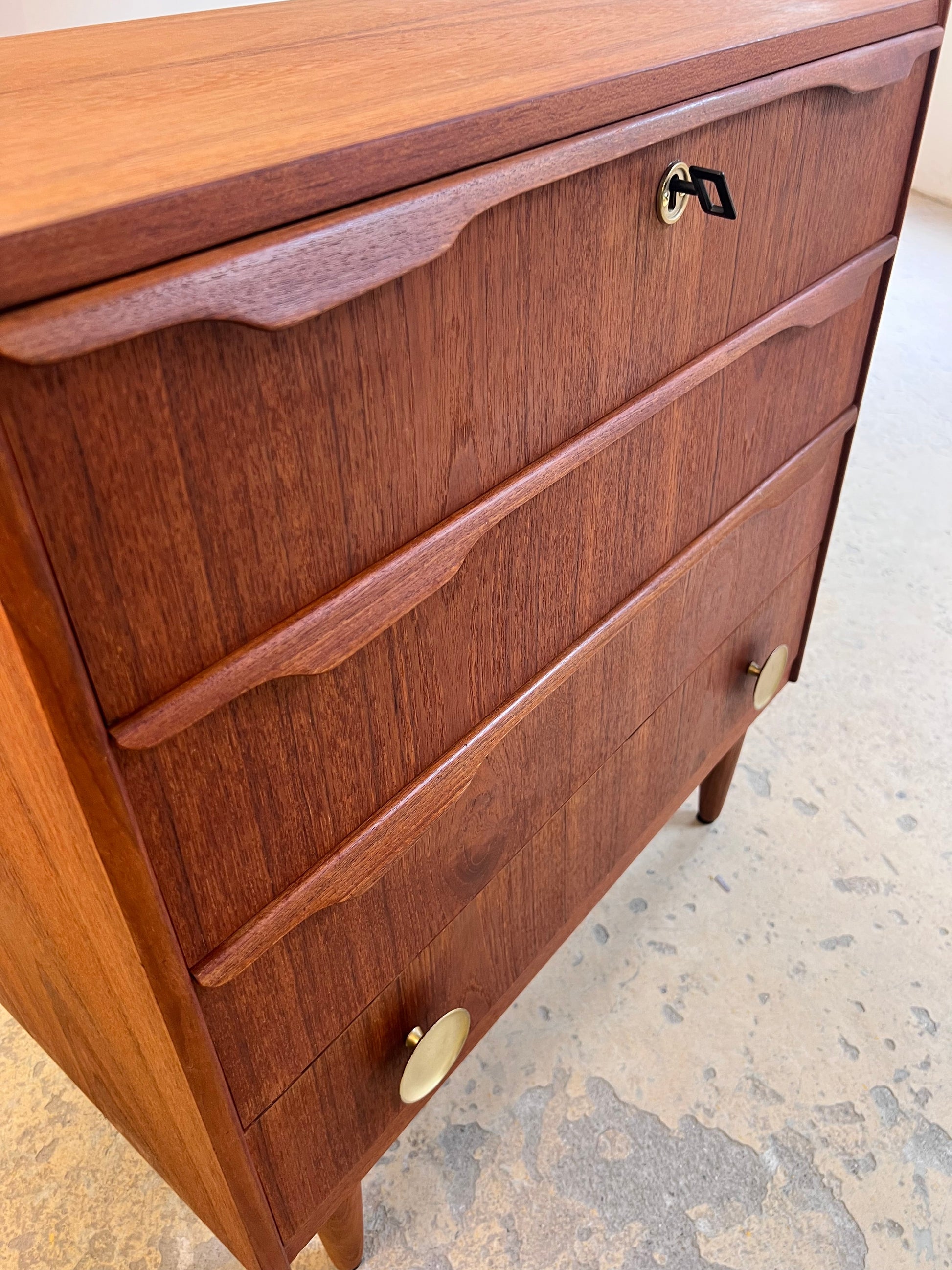 Vintage Kommode aus Dänemark, Teak, Holz und Messinggriffe, Schloss