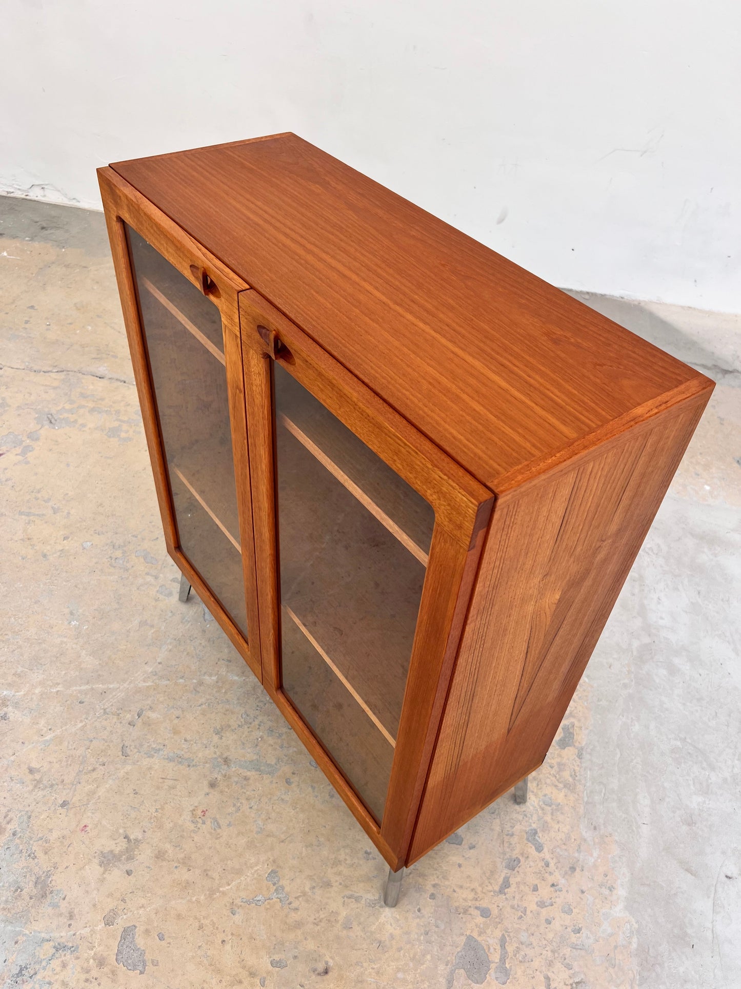 Vintage Vitrinenschrank Teak von H.W. Klein für Bramin mit neuen Chromfüßen