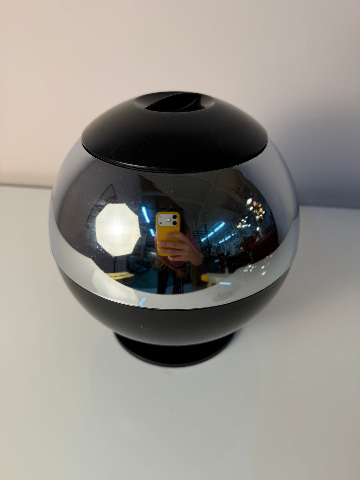 Eiskübel Kugelform Chrom und Schwarz von Quist