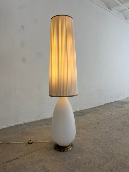 Vintage Stehlampe mit Opalglasfuß und Plisseeschirm