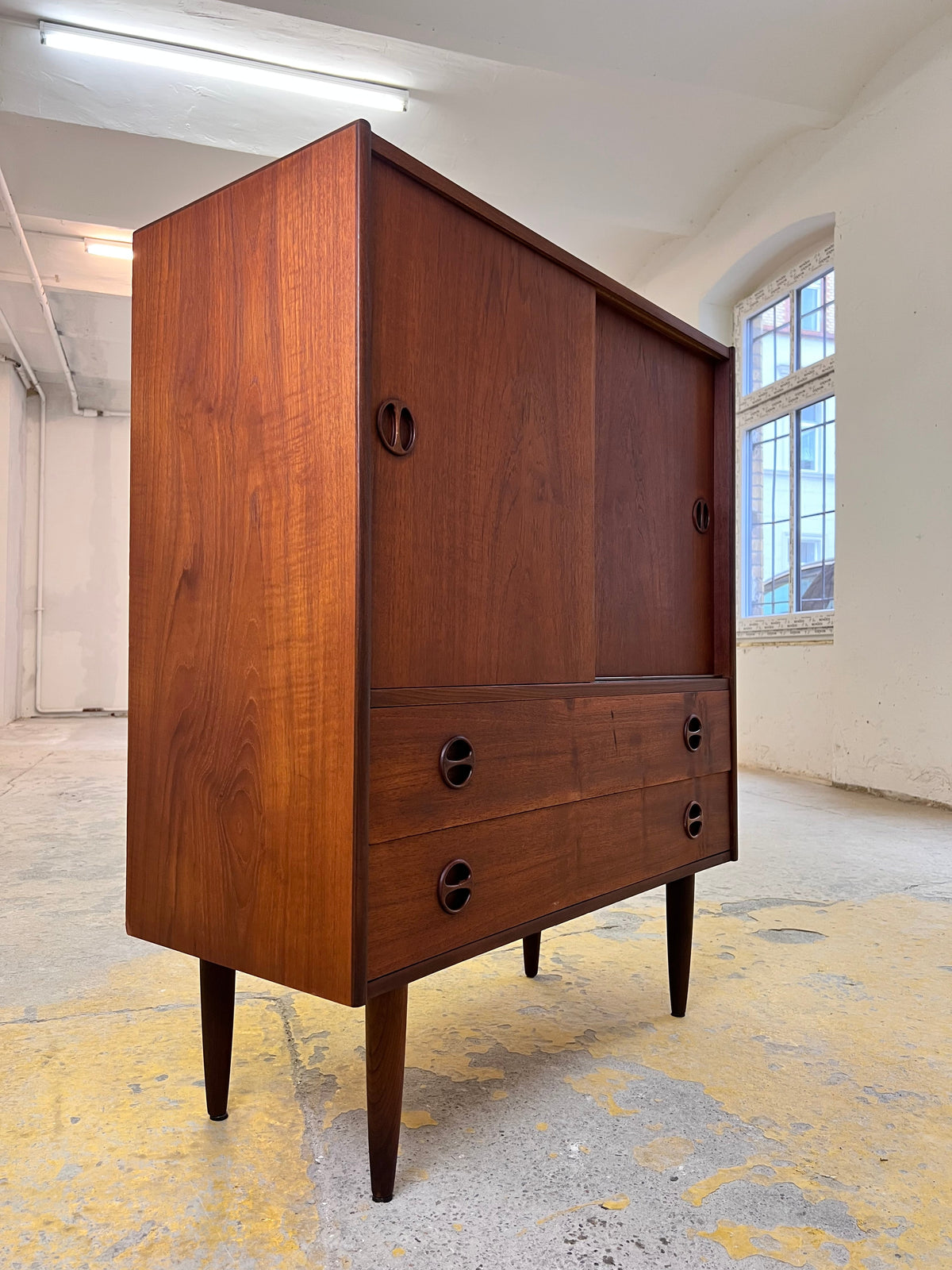 Vintage Schrank Teak aus Dänemark mit Schiebetüren und Schubladen, runde Griffmulden