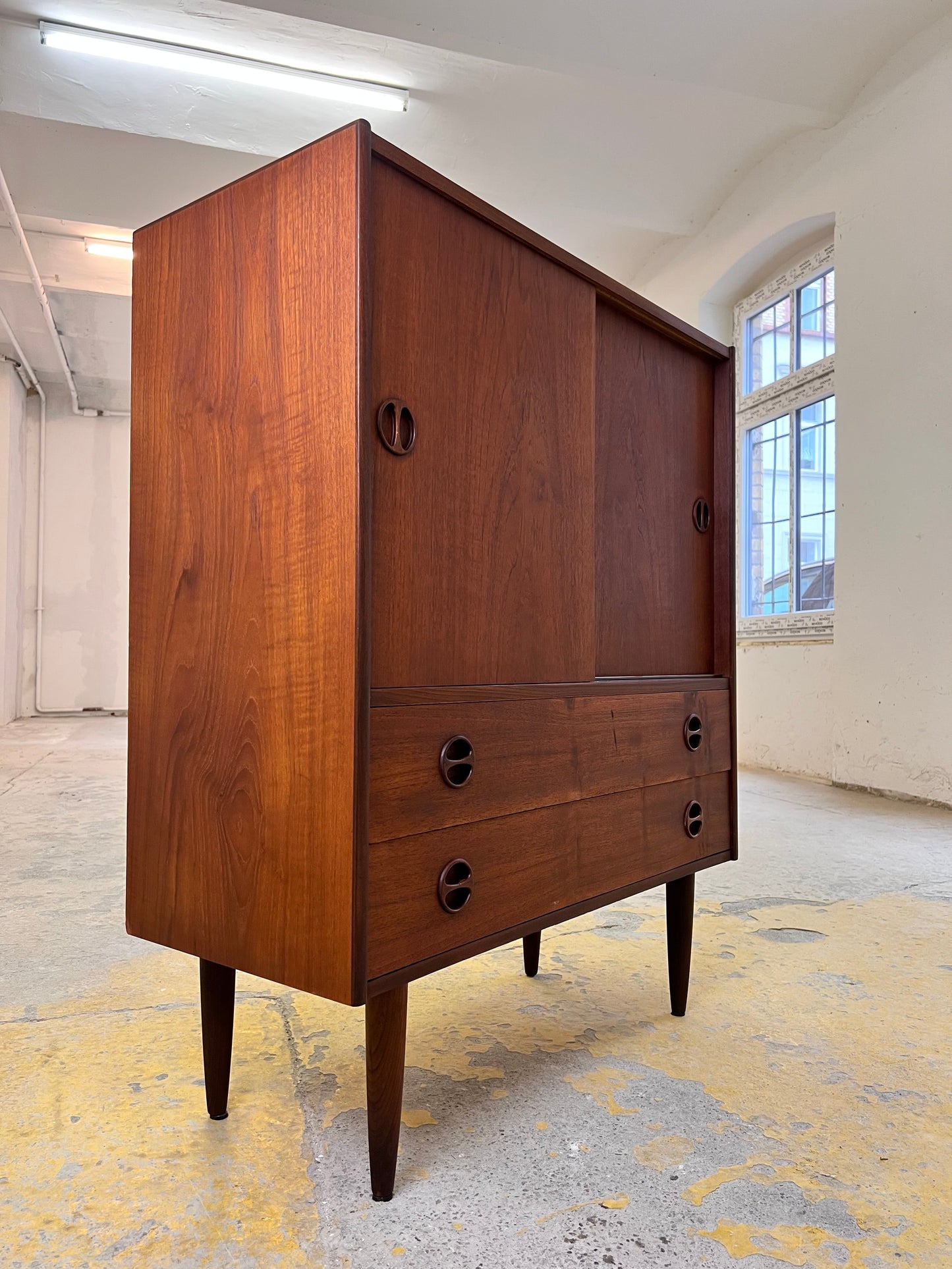 Vintage Schrank Teak aus Dänemark mit Schiebetüren und Schubladen, runde Griffmulden