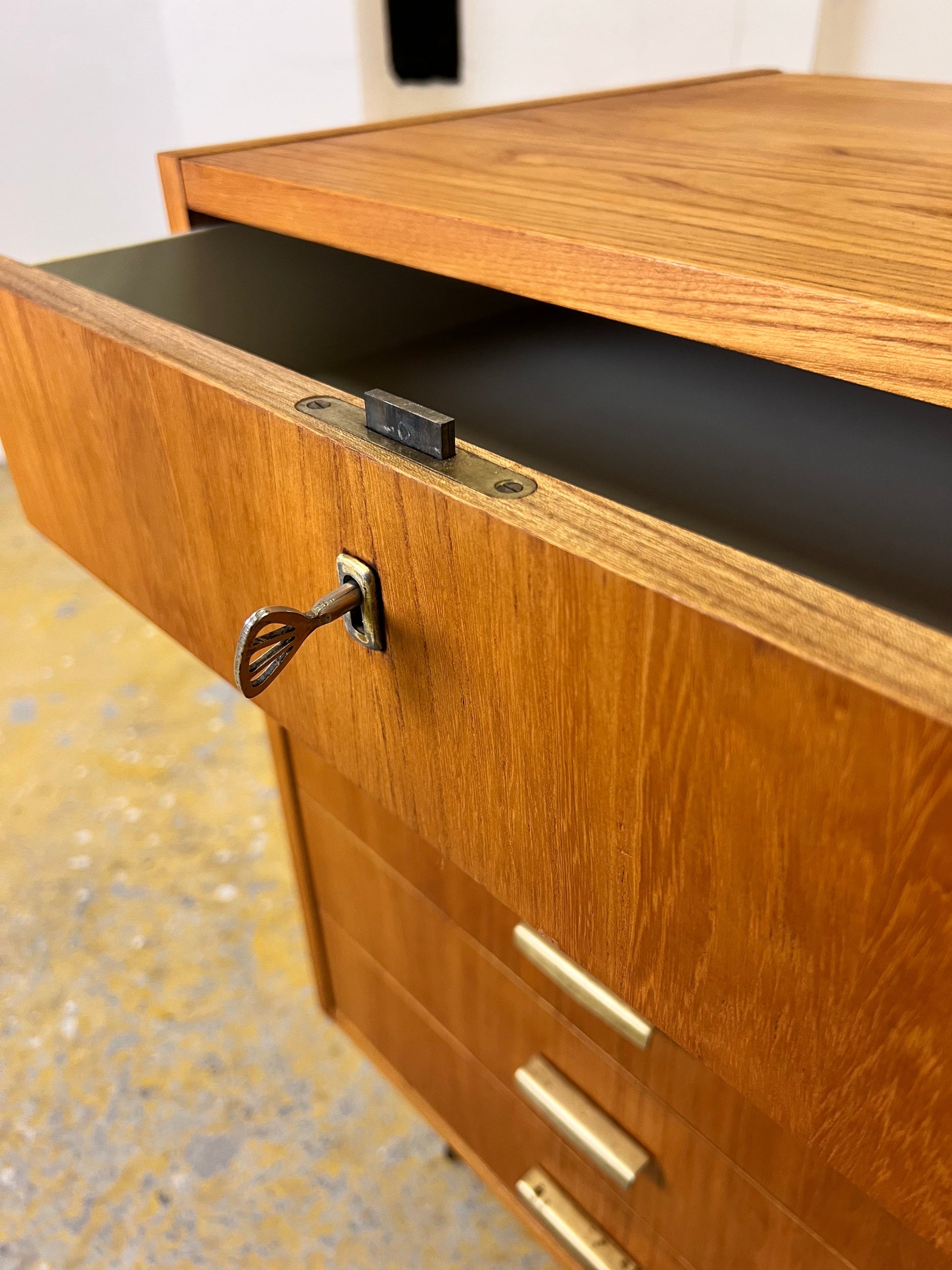 Vintage Kommode Typ 605 von Herbert Eilenberg für Hellerau mit Schubladen auf Hairpinlegs