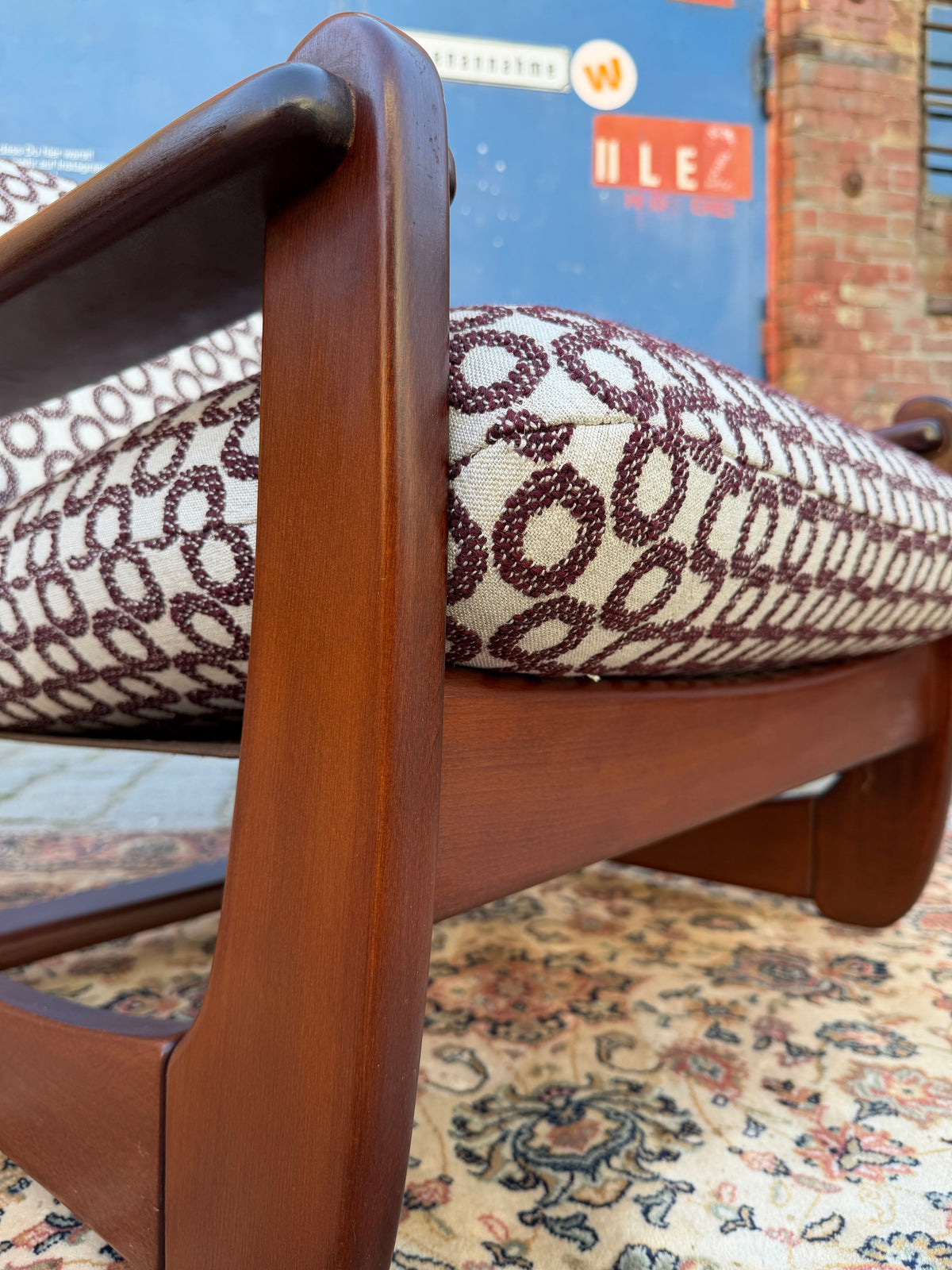 Sessel Mahagoni Brutalismus mit aubergine Kreismuster