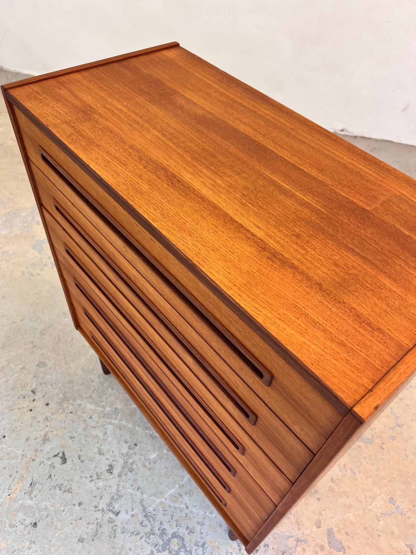 Vintage Kommode Teak Dänemark mit langen eingelassenen Griffen
