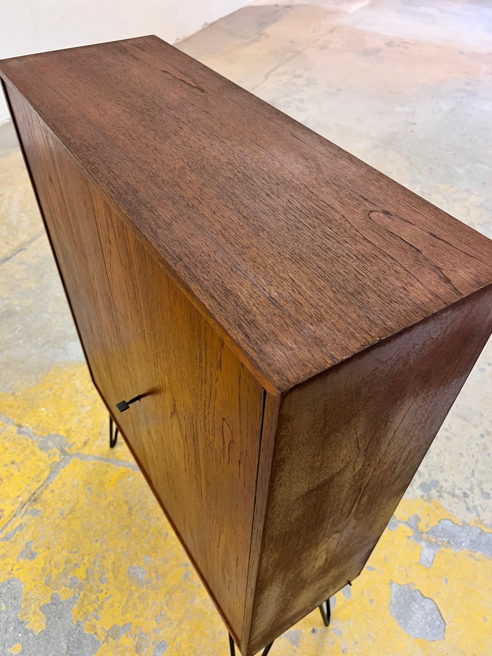 Vintage Regal Teak mit Schloss und Türen aus Dänemark