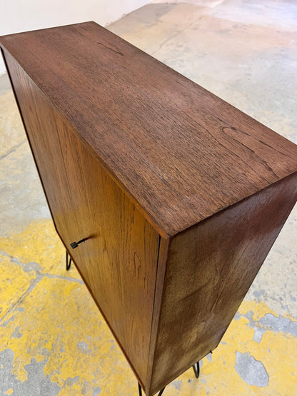 Vintage Regal Teak mit Schloss und Türen aus Dänemark