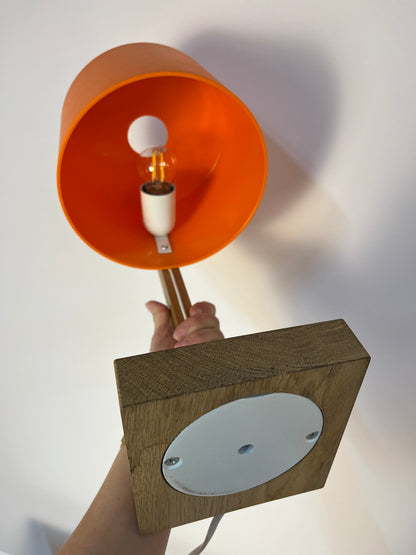 Vintage Schreibtischlampe in Orange und Eiche von Luxus Vittsjö