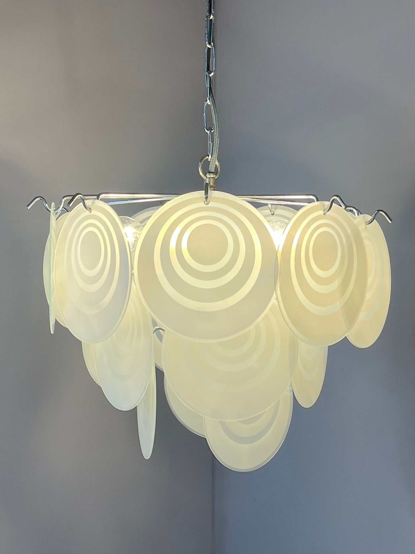 Vintage Kronleuchter weiß silber mit Glasscheiben von Vistosi inspiriert