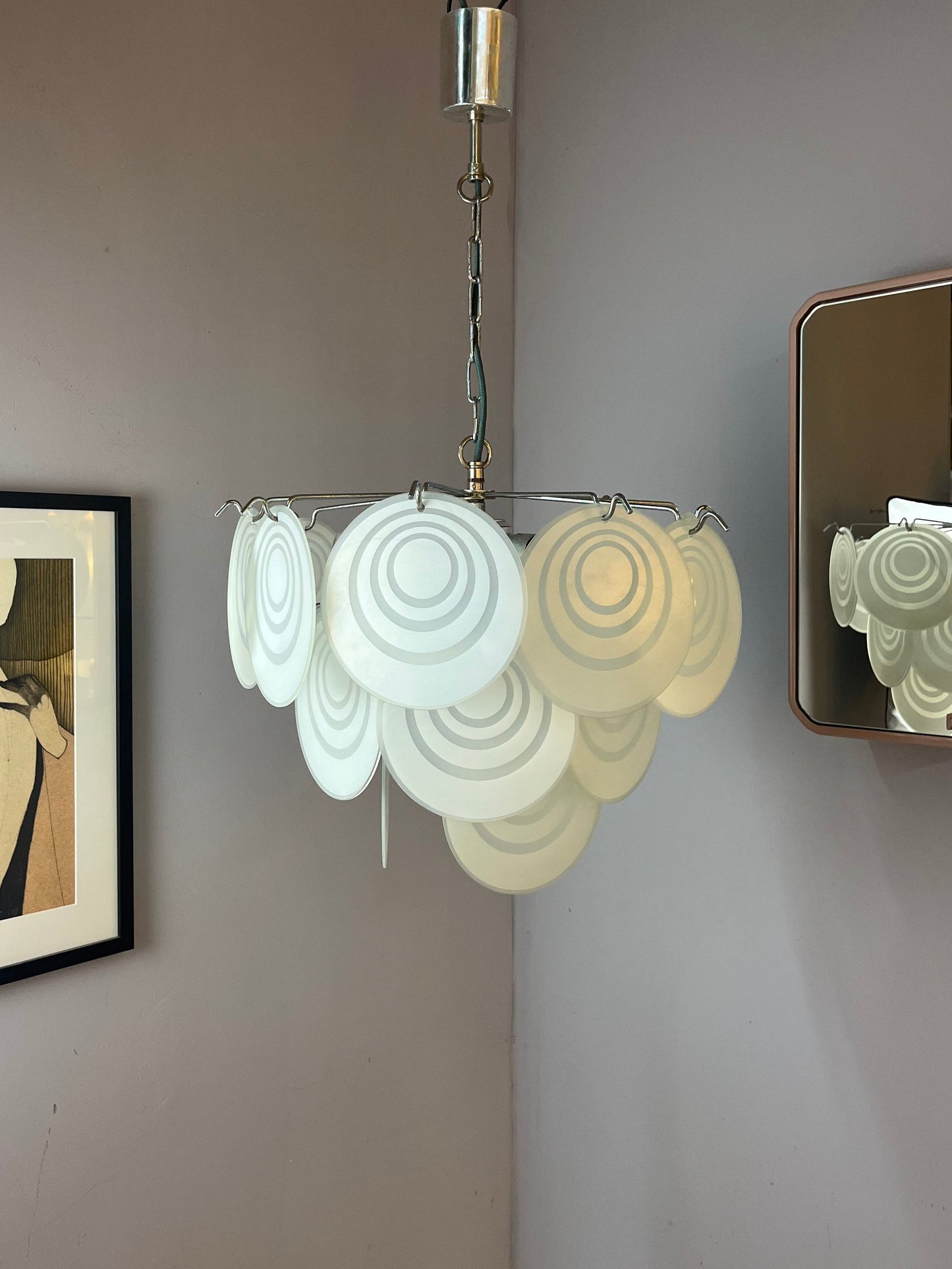 Vintage Kronleuchter weiß silber mit Glasscheiben von Vistosi inspiriert