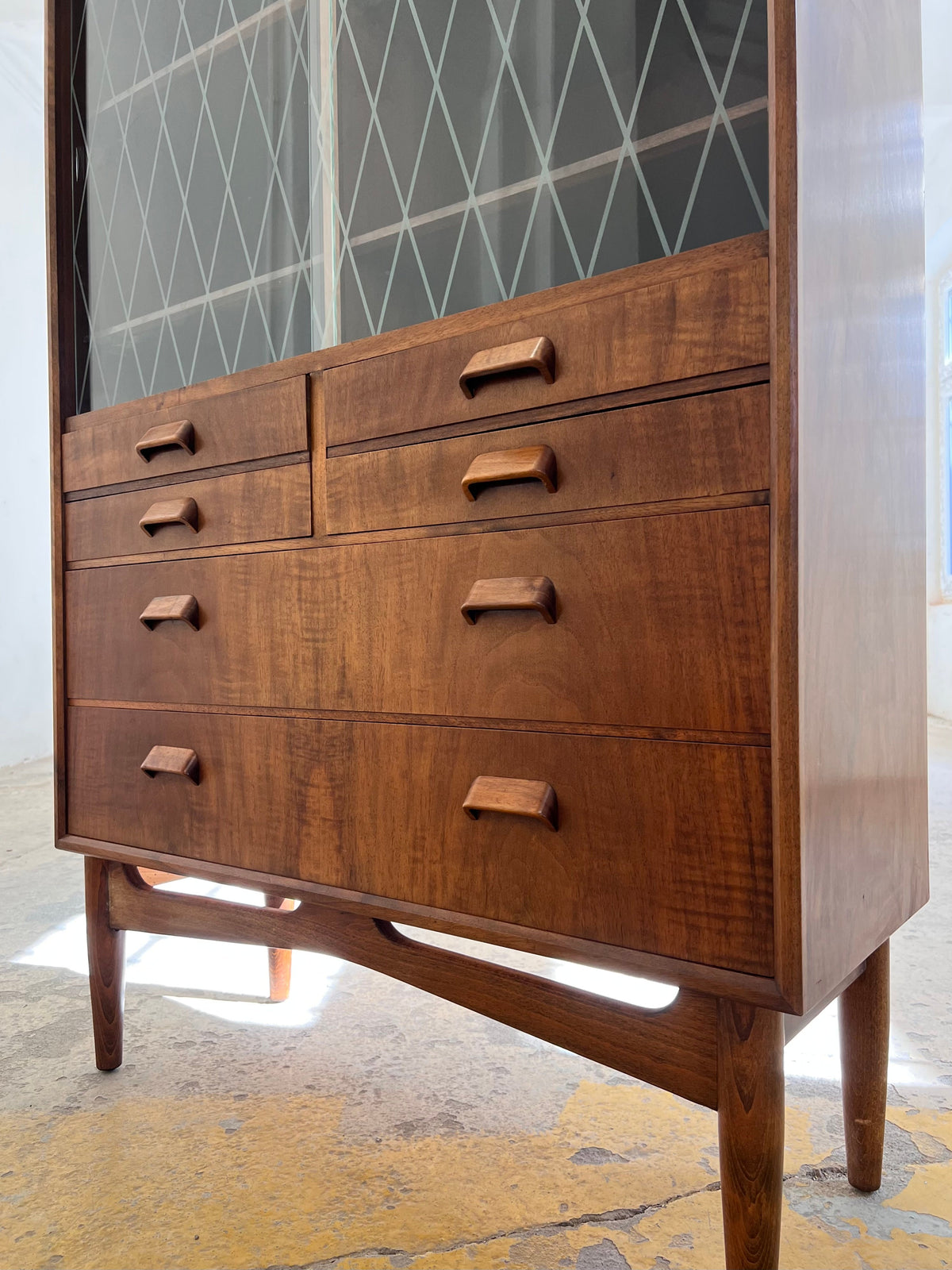 Vintage Vitrinenschrank aus Teak aus Dänemark, refurbished, Nussbaum, Braun, Glas