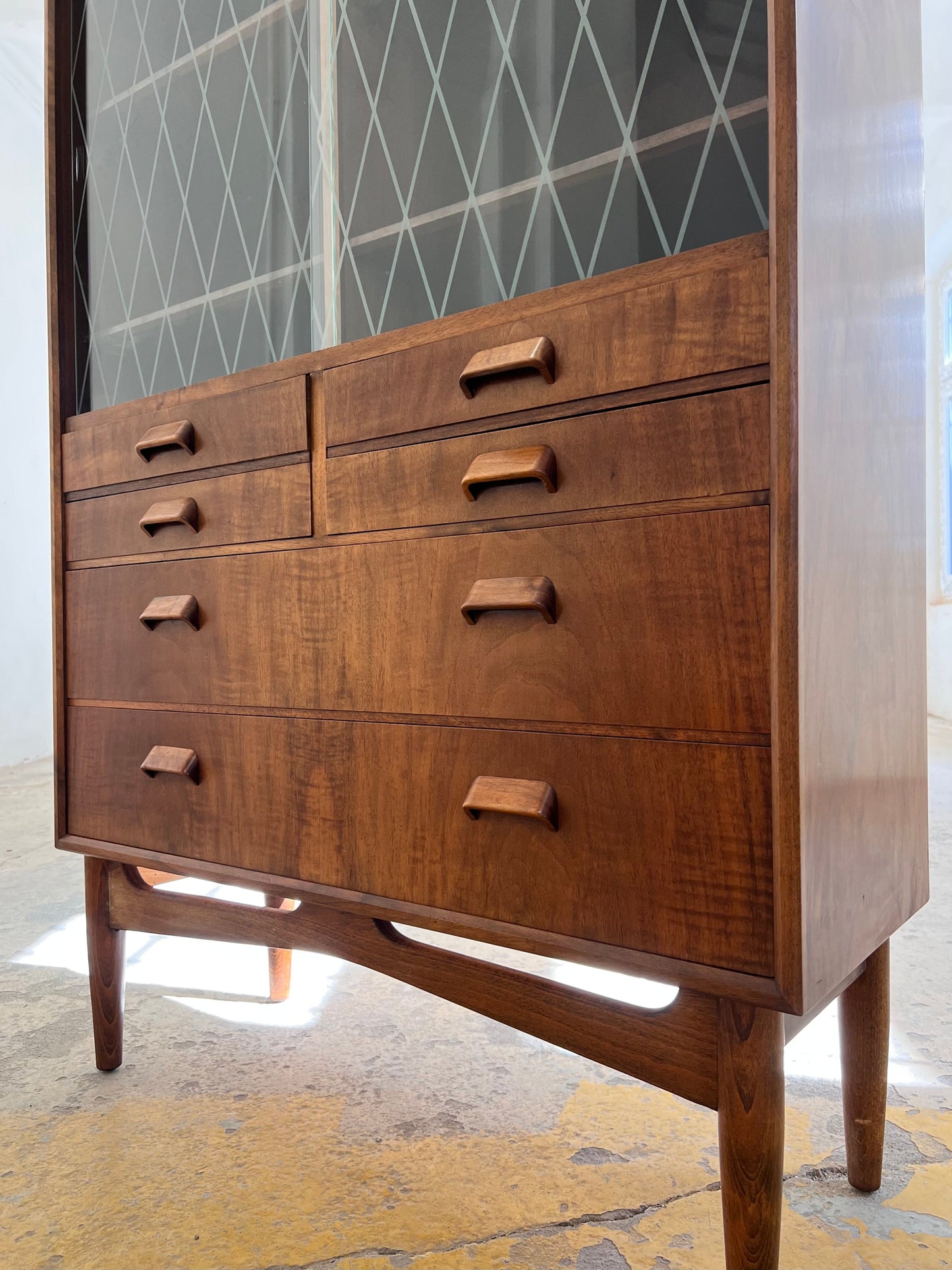 Vintage Vitrinenschrank aus Teak aus Dänemark, refurbished, Nussbaum, Braun, Glas
