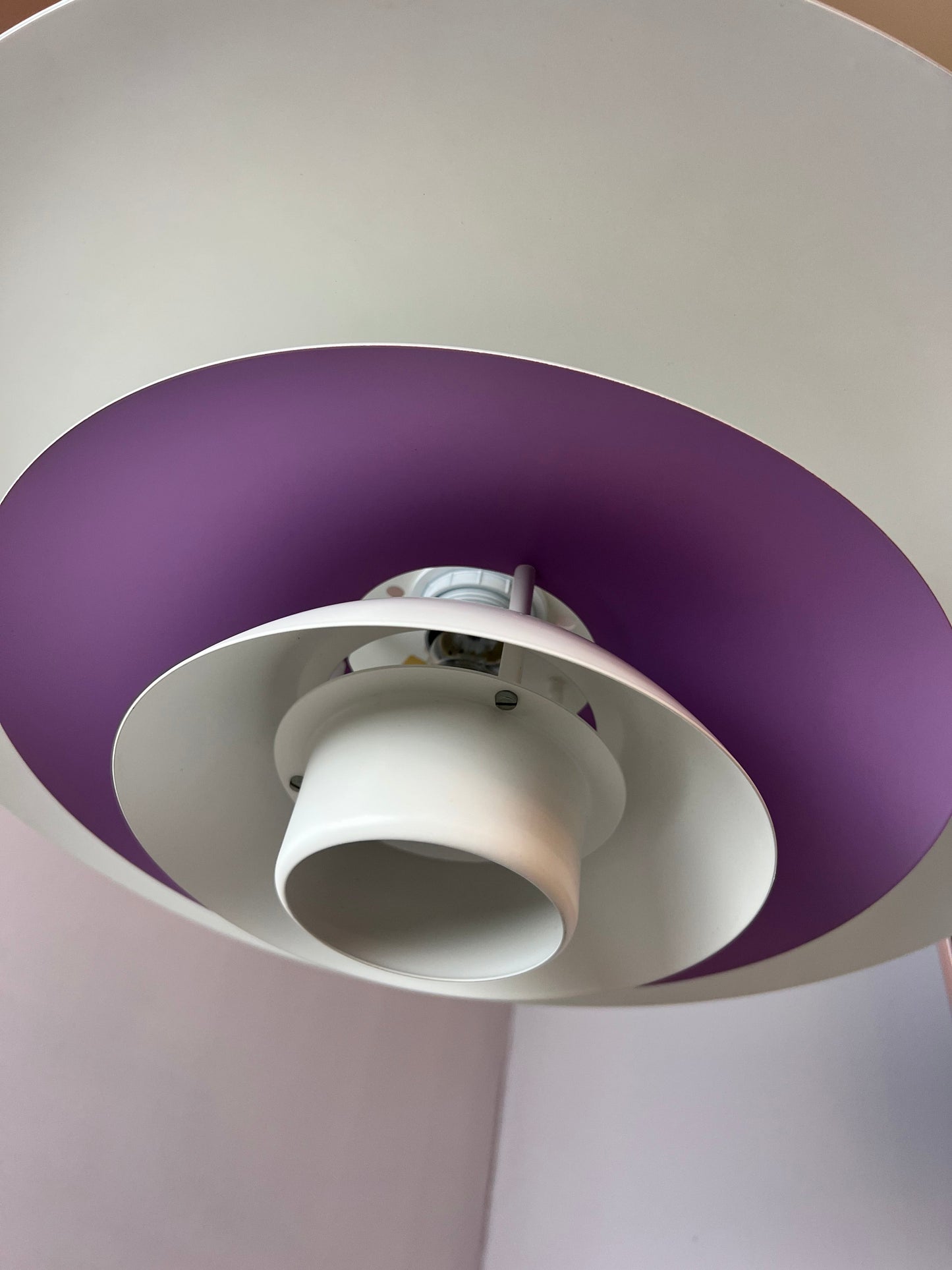 Vintage Lamellenlampe weiß lila von Formlight