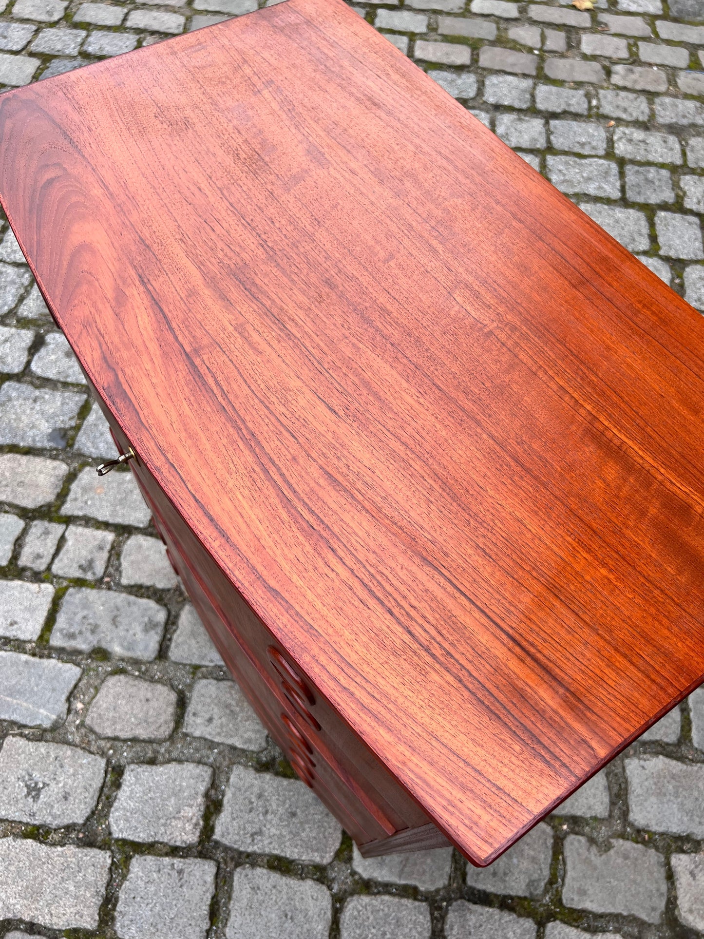 Vintage Kommode Teak gerundete Front Dänemark