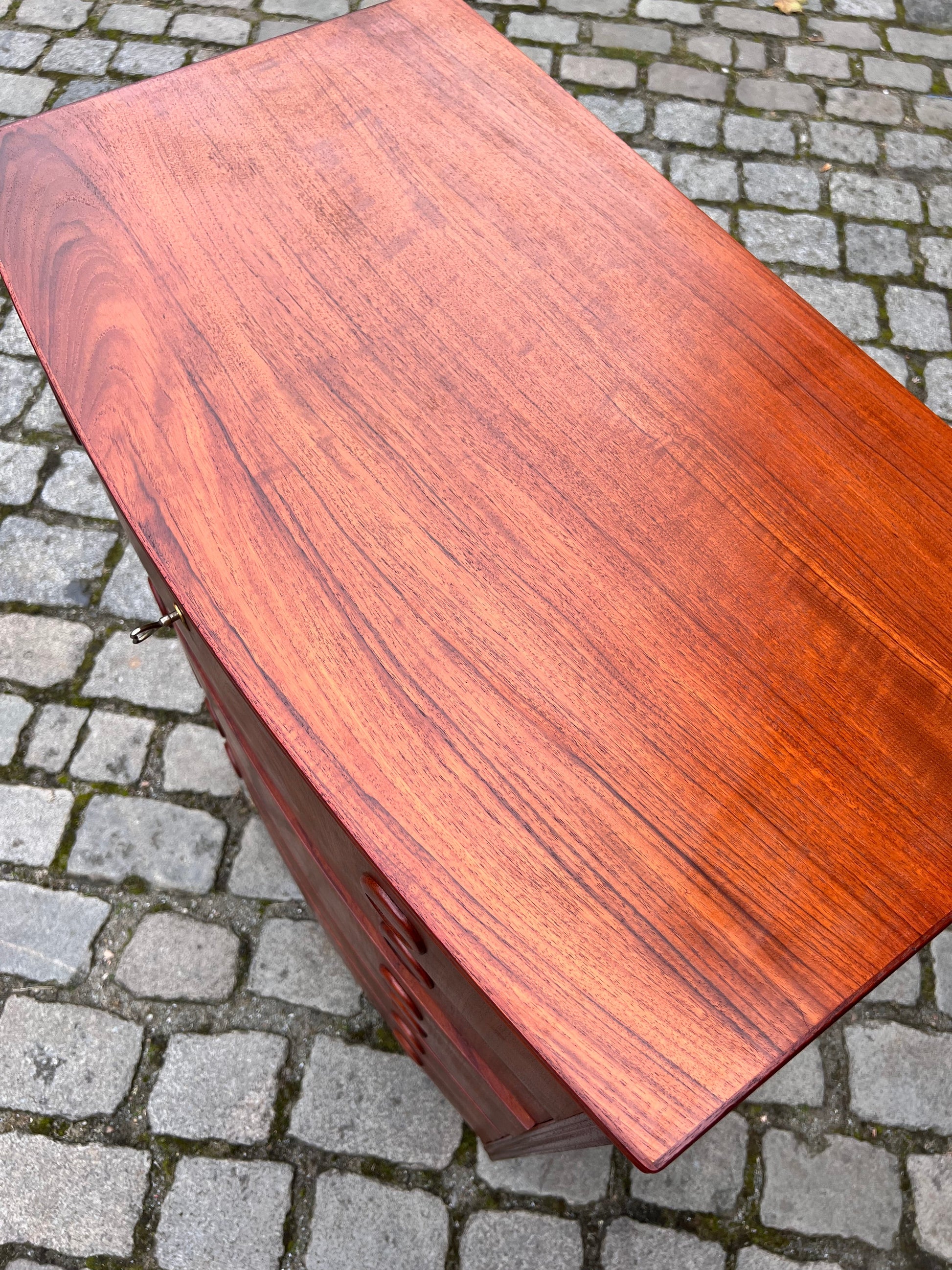 Vintage Kommode Teak gerundete Front Dänemark