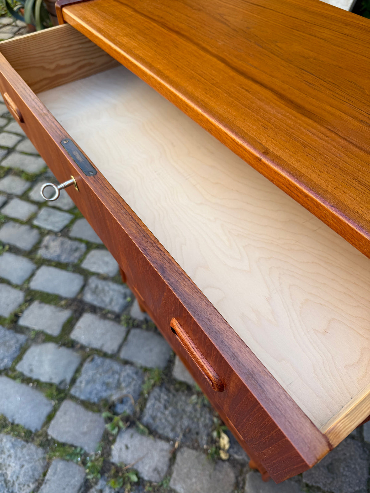 Teak Kommode mit Griffmulden und Schloss aus Dänemark