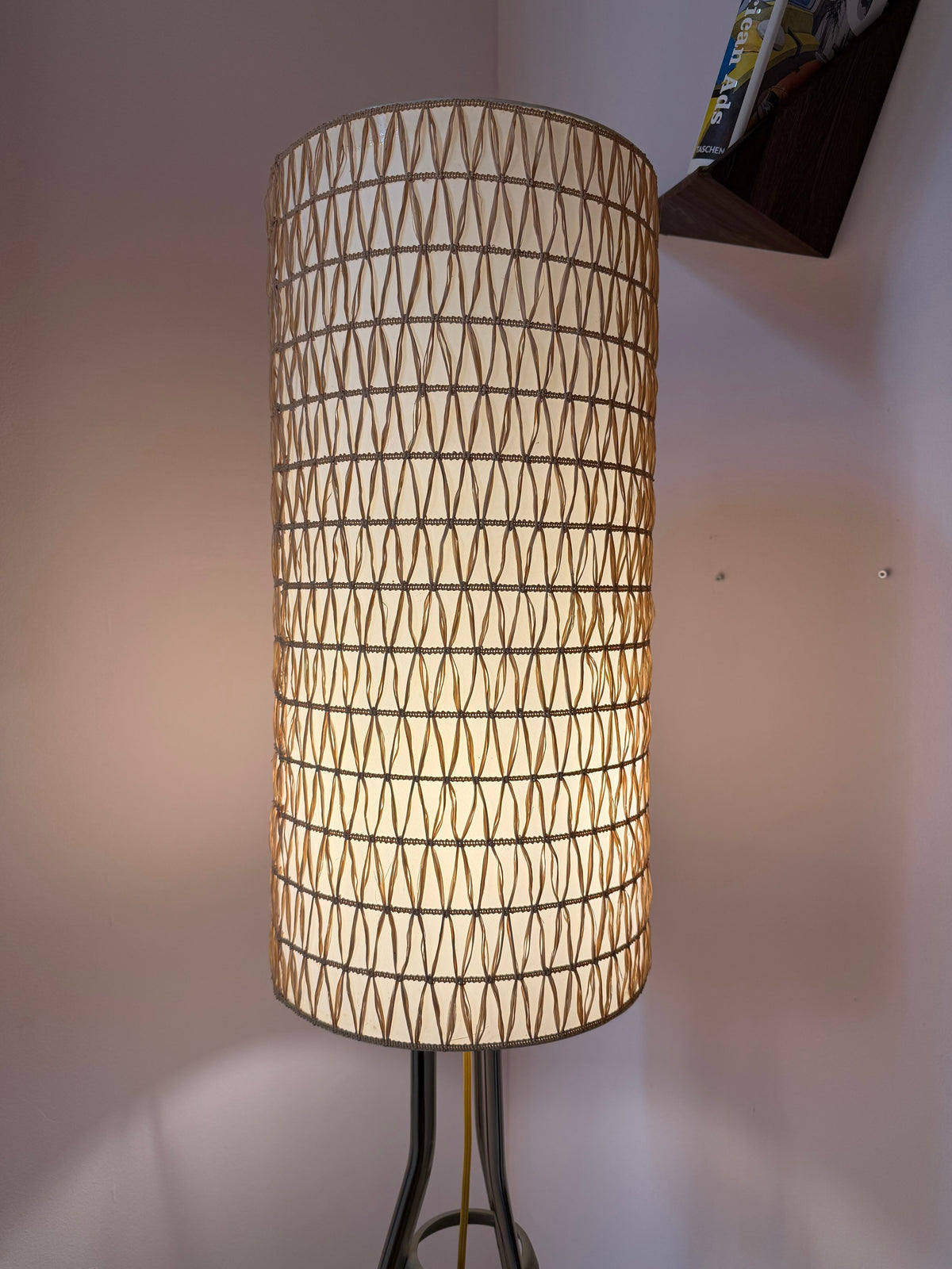 Stehlampe mit Bast-Strukturgeflecht und Chromgestell