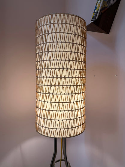 Stehlampe mit Bast-Strukturgeflecht und Chromgestell