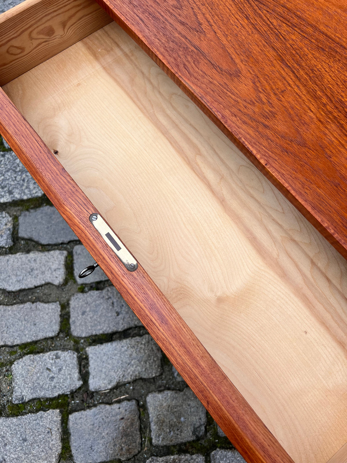 Vintage Kommode Teak mit Schloss aus Dänemark